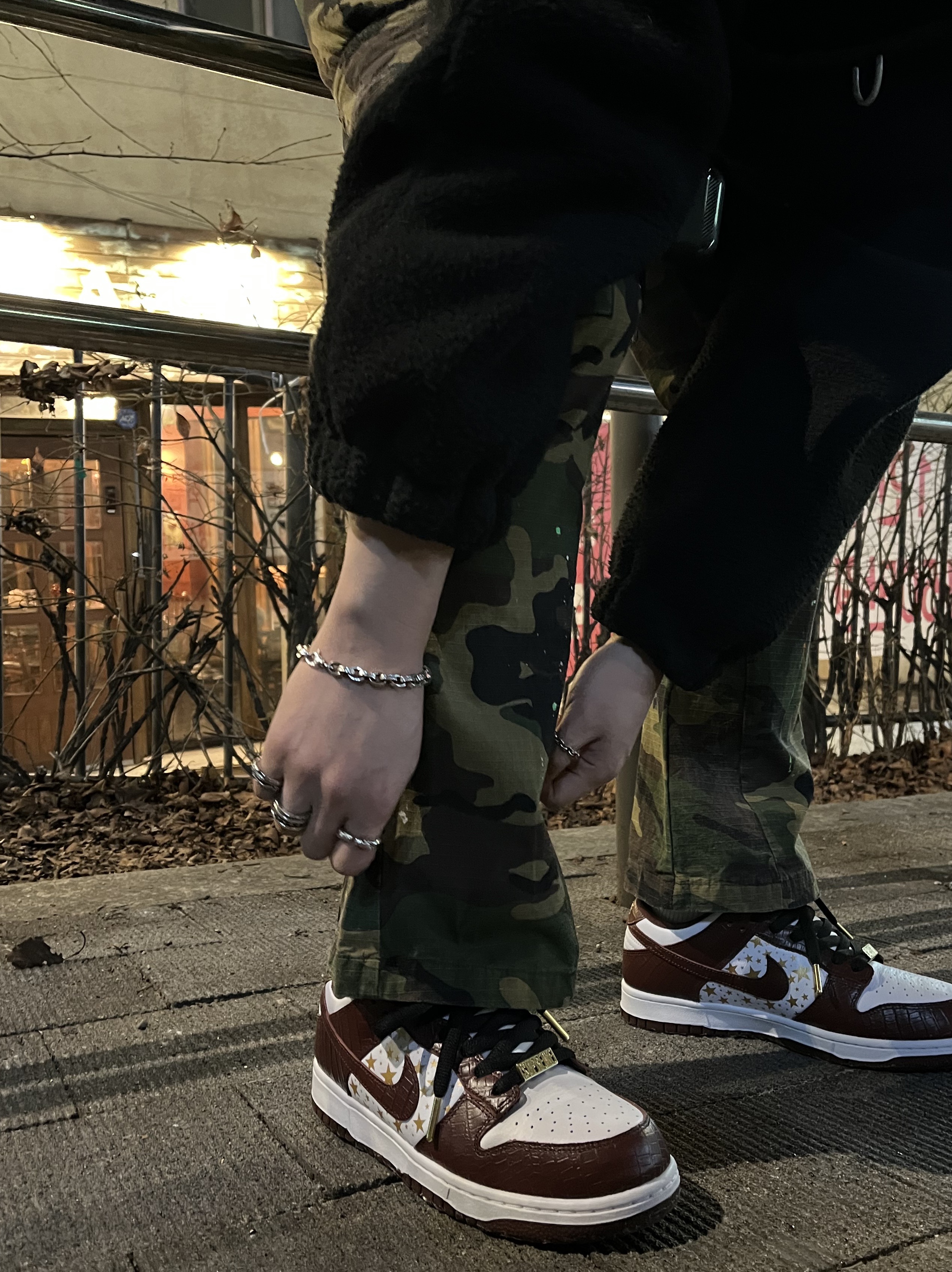 Nike x Supreme SB Dunk Low Barkroot Brown 착용 스타일 - 3