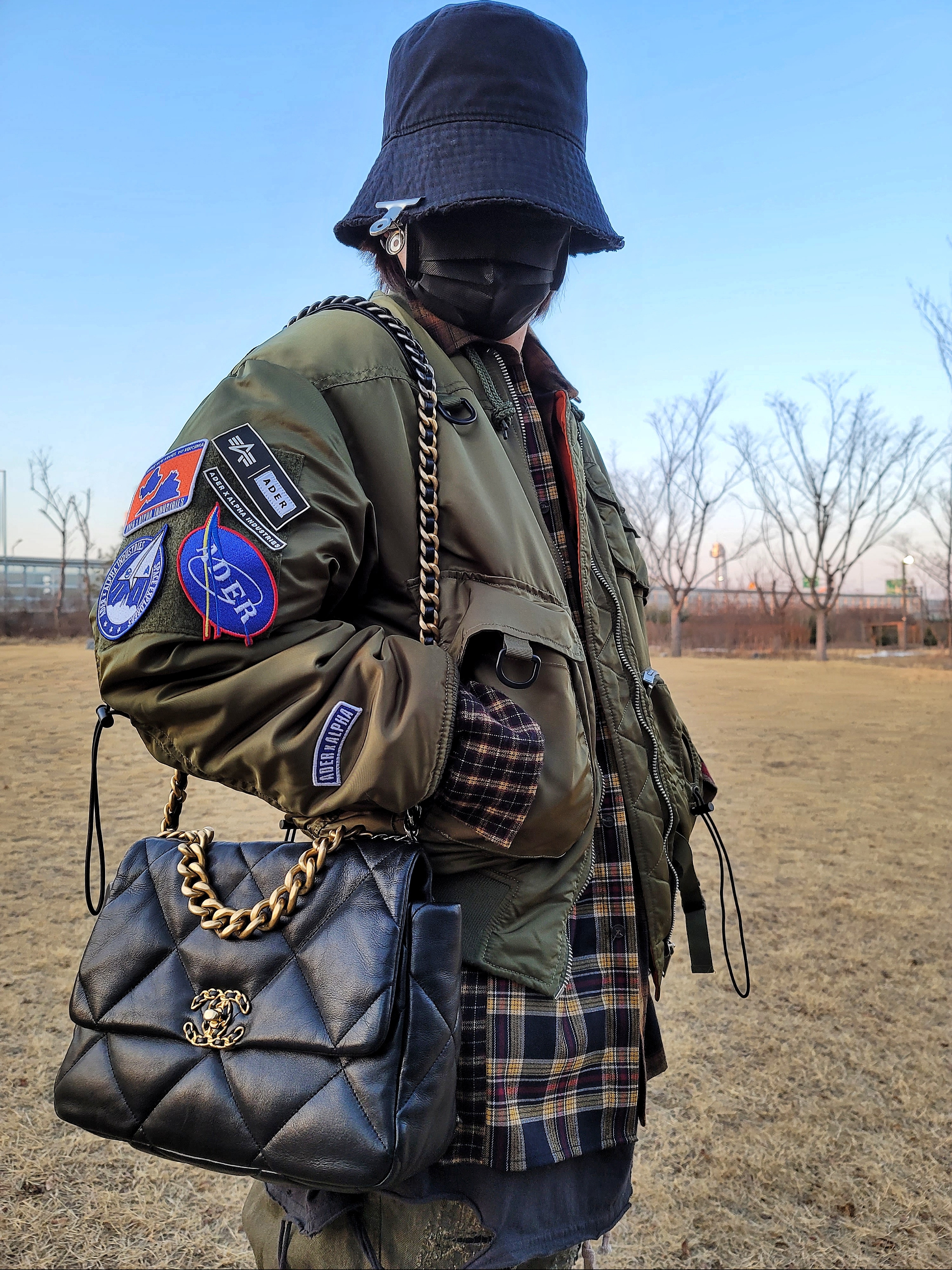 Chanel Large 19 Handbag Lambskin & Gold Black, Jordan 1 Retro High OG Black Mocha 착용 스타일 - 5