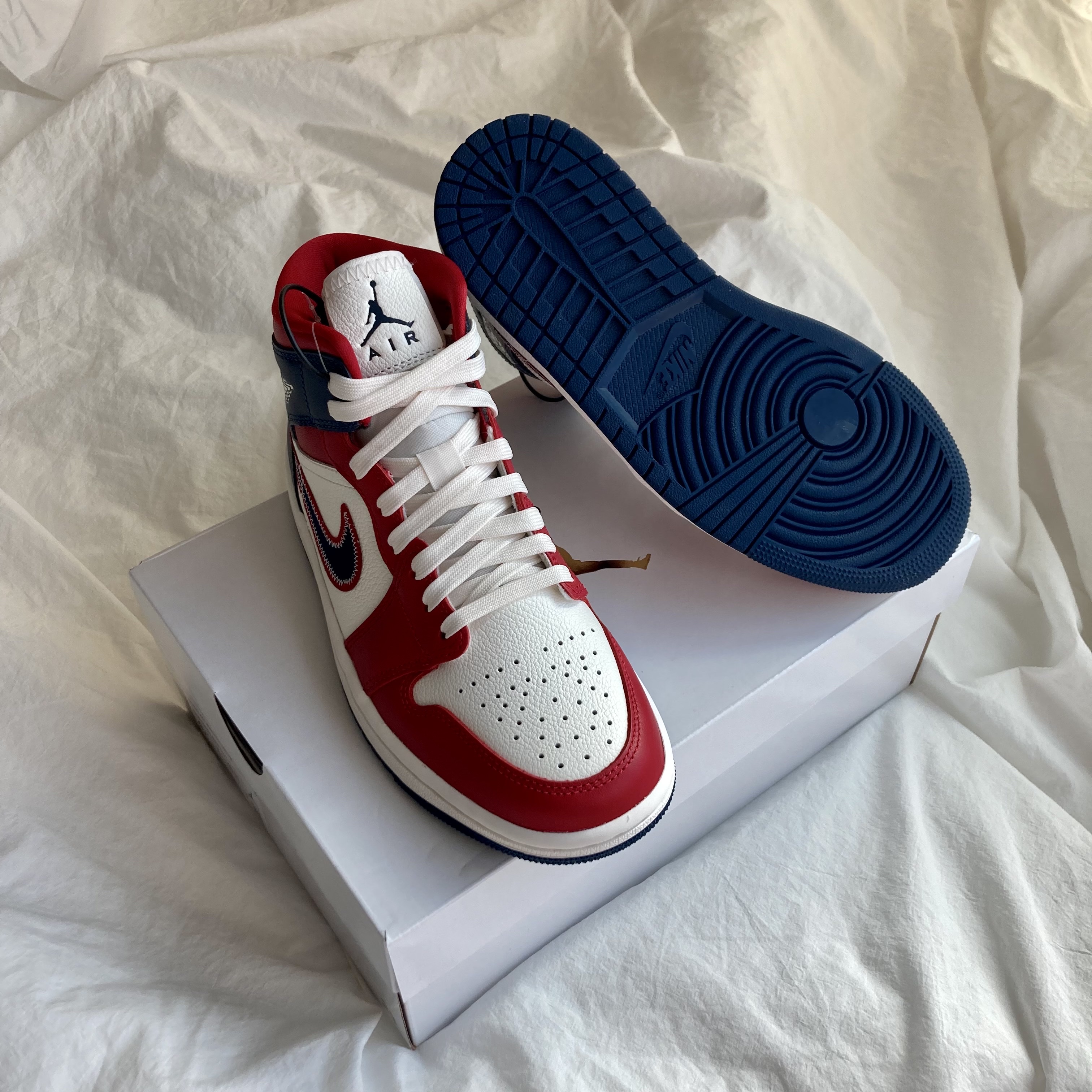 (W) Jordan 1 Mid SE Gym Red Midnight Navy 착용 스타일 - 2