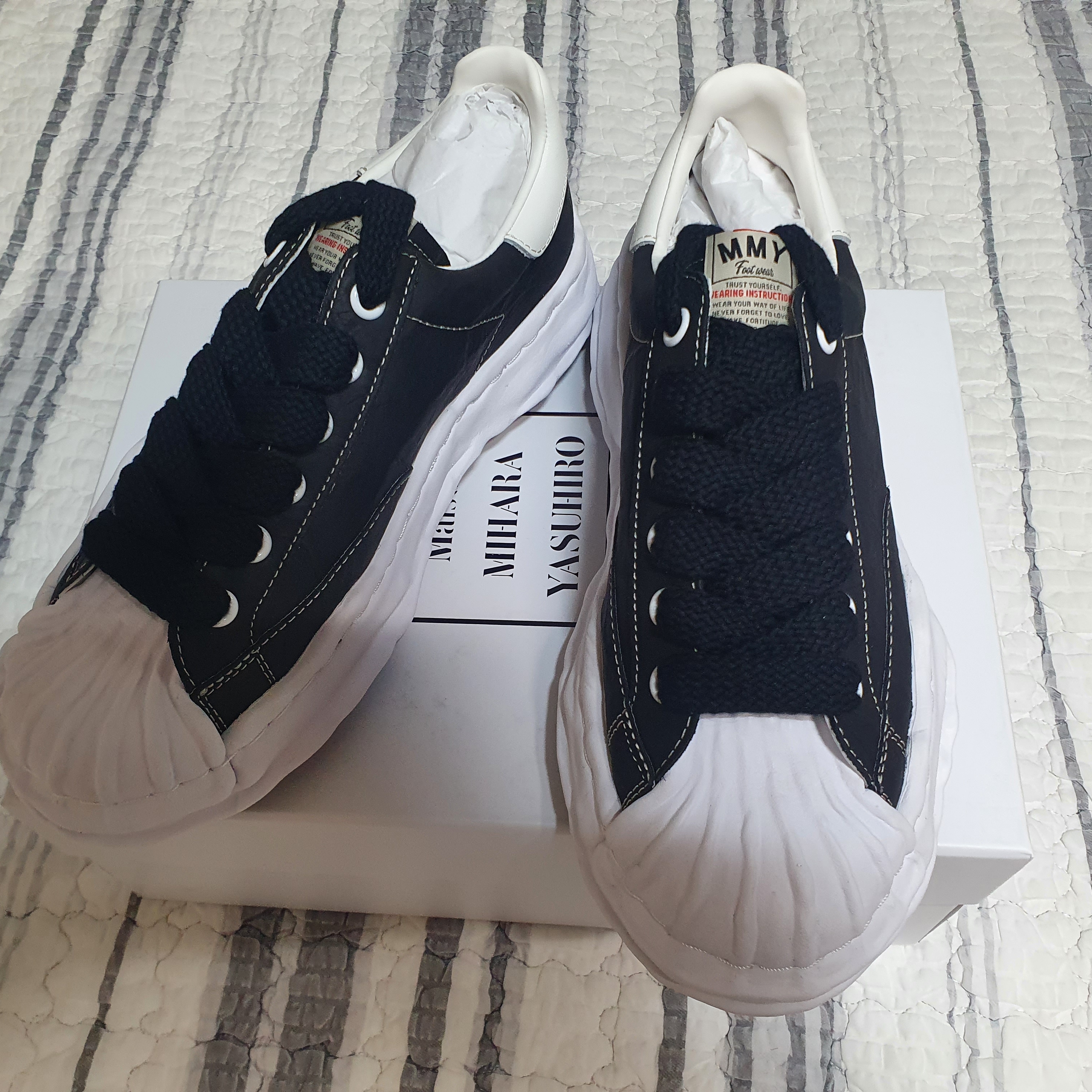 Maison Mihara Yasuhiro Blakey OG STC Sole Paper Like Leather Low-top Sneakers Black 착용 스타일 - 1