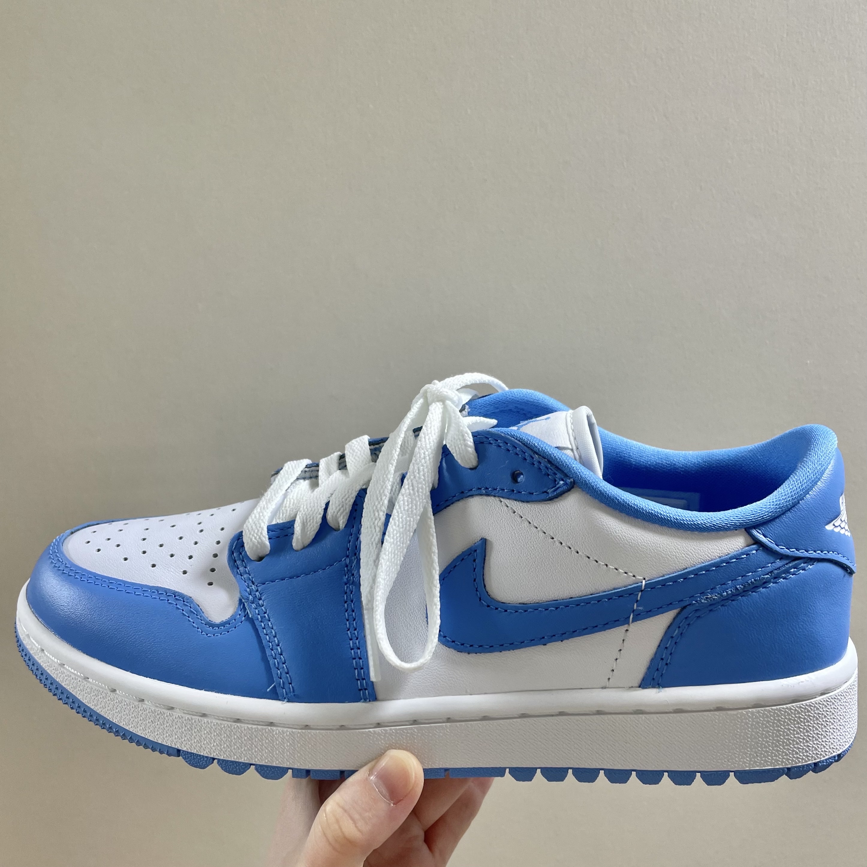 Jordan 1 Low Golf White and University Blue 착용 스타일
