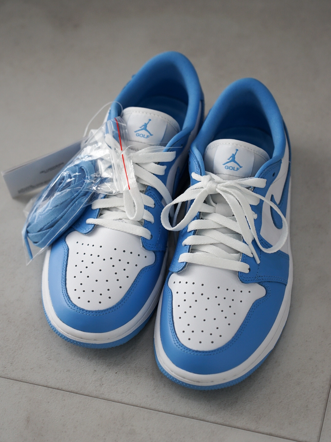 Jordan 1 Low Golf White and University Blue 착용 스타일 - 2