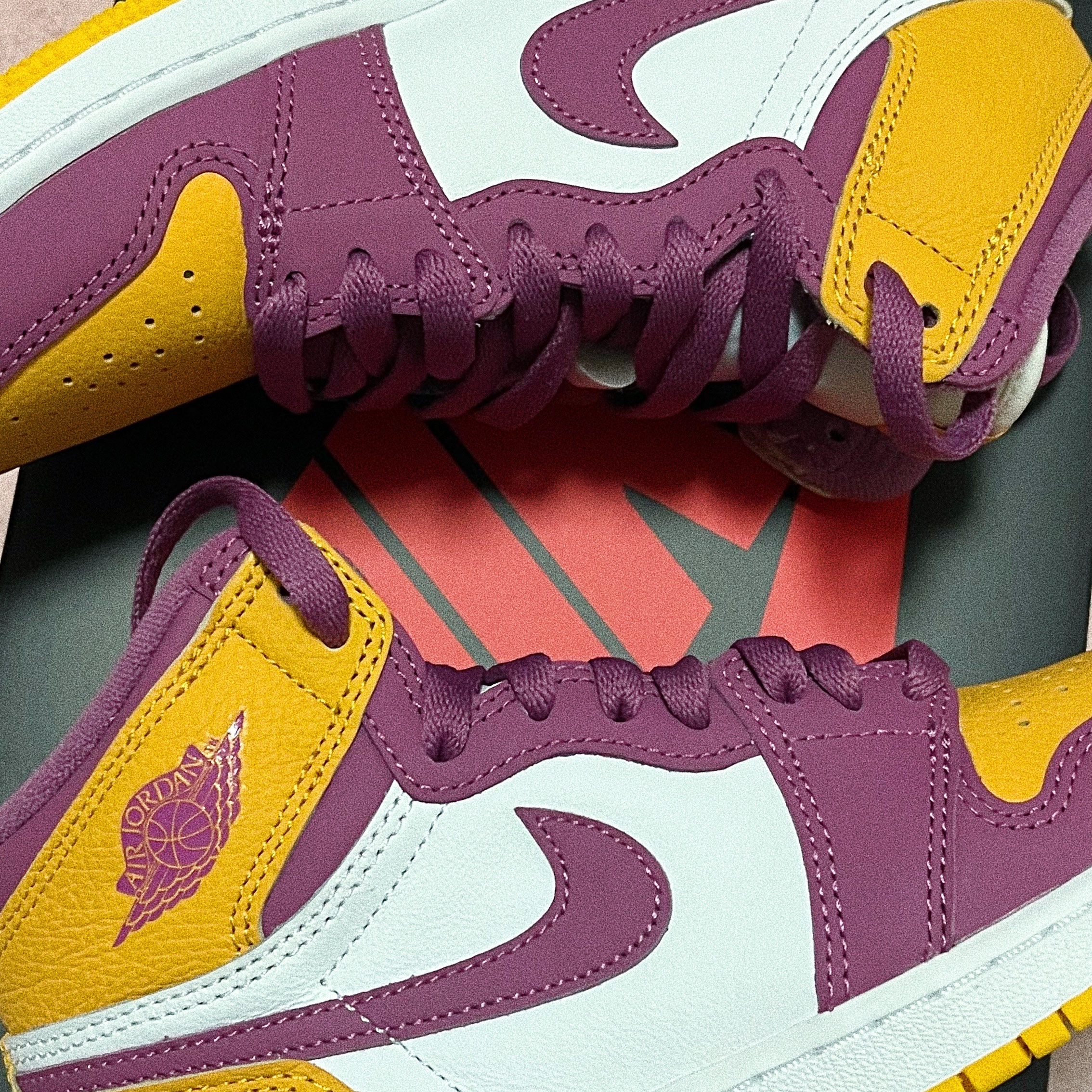 Jordan 1 Retro High OG University Gold Light Bordeaux, (GS) Jordan 1 Retro High OG University Gold Light Bordeaux 착용 스타일 - 2