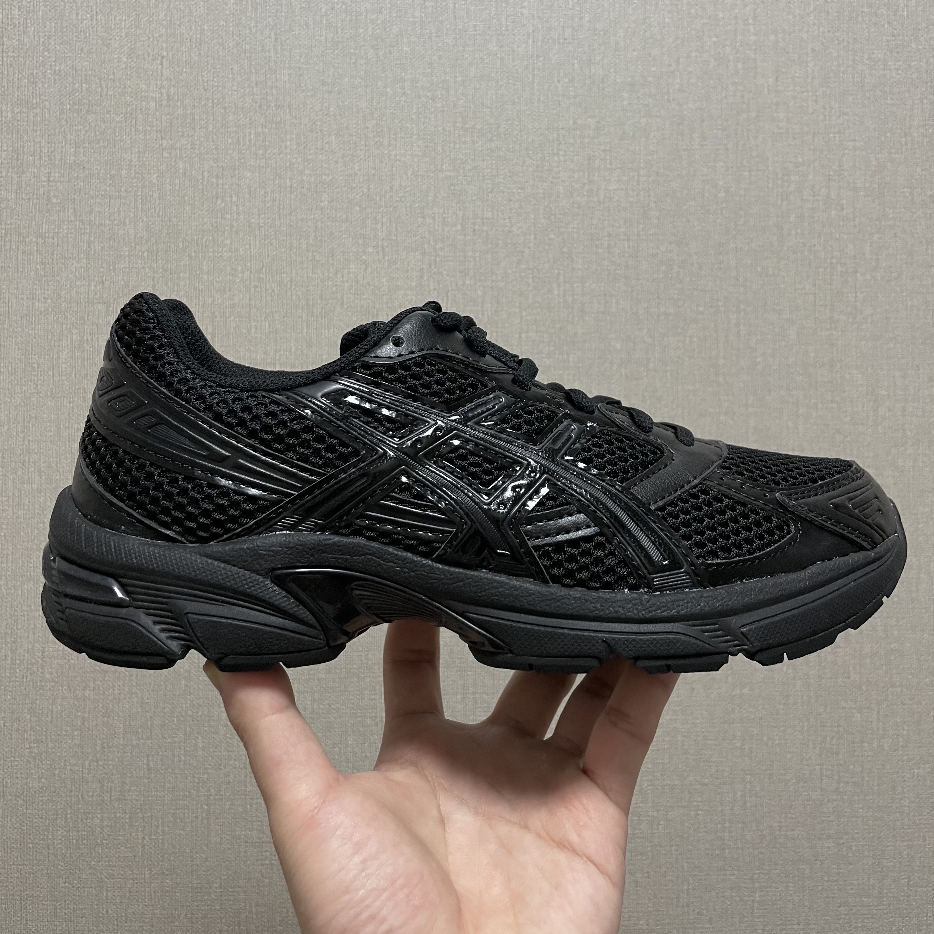 Asics Gel-1130 Black Graphite Grey 착용 스타일 - 3