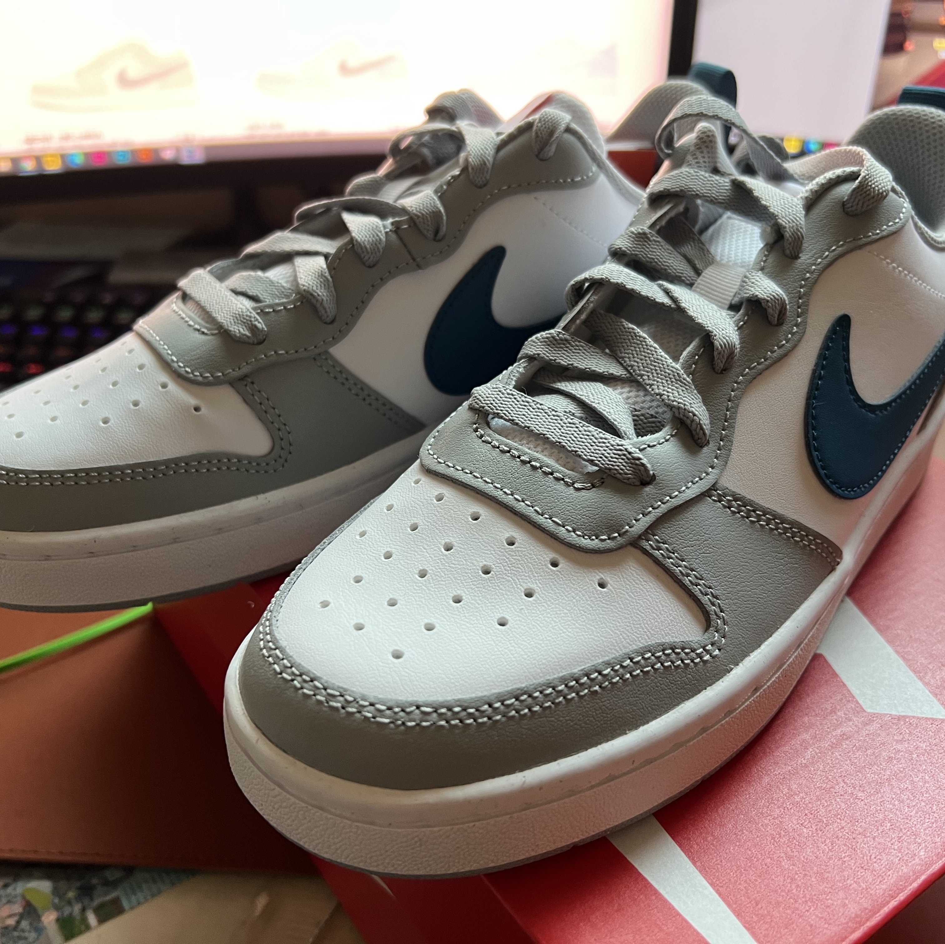 (GS) Nike Court Borough Low 2 Light Smoke Grey 착용 스타일 - 2