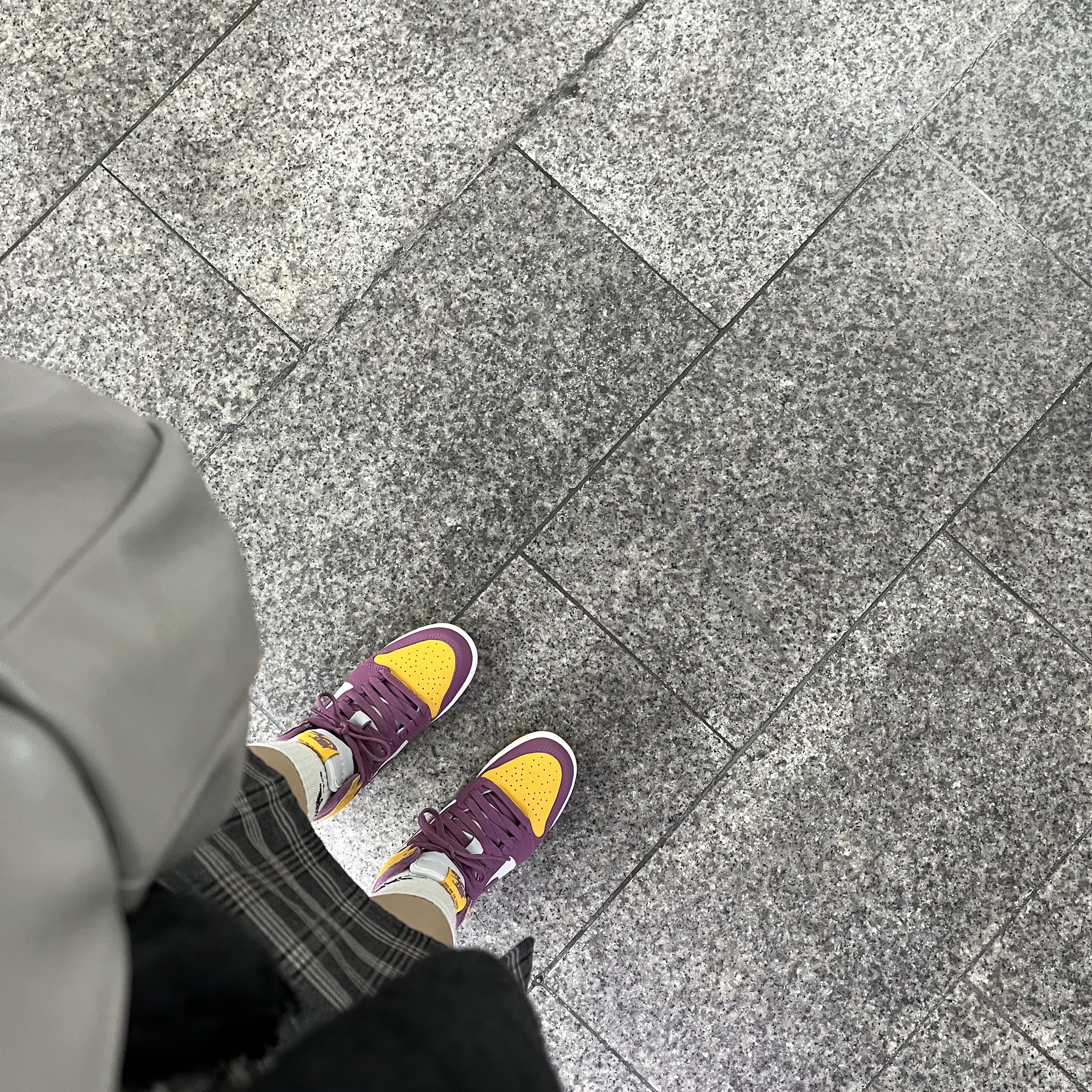 Jordan 1 Retro High OG University Gold Light Bordeaux, (GS) Jordan 1 Retro High OG University Gold Light Bordeaux 착용 스타일 - 1