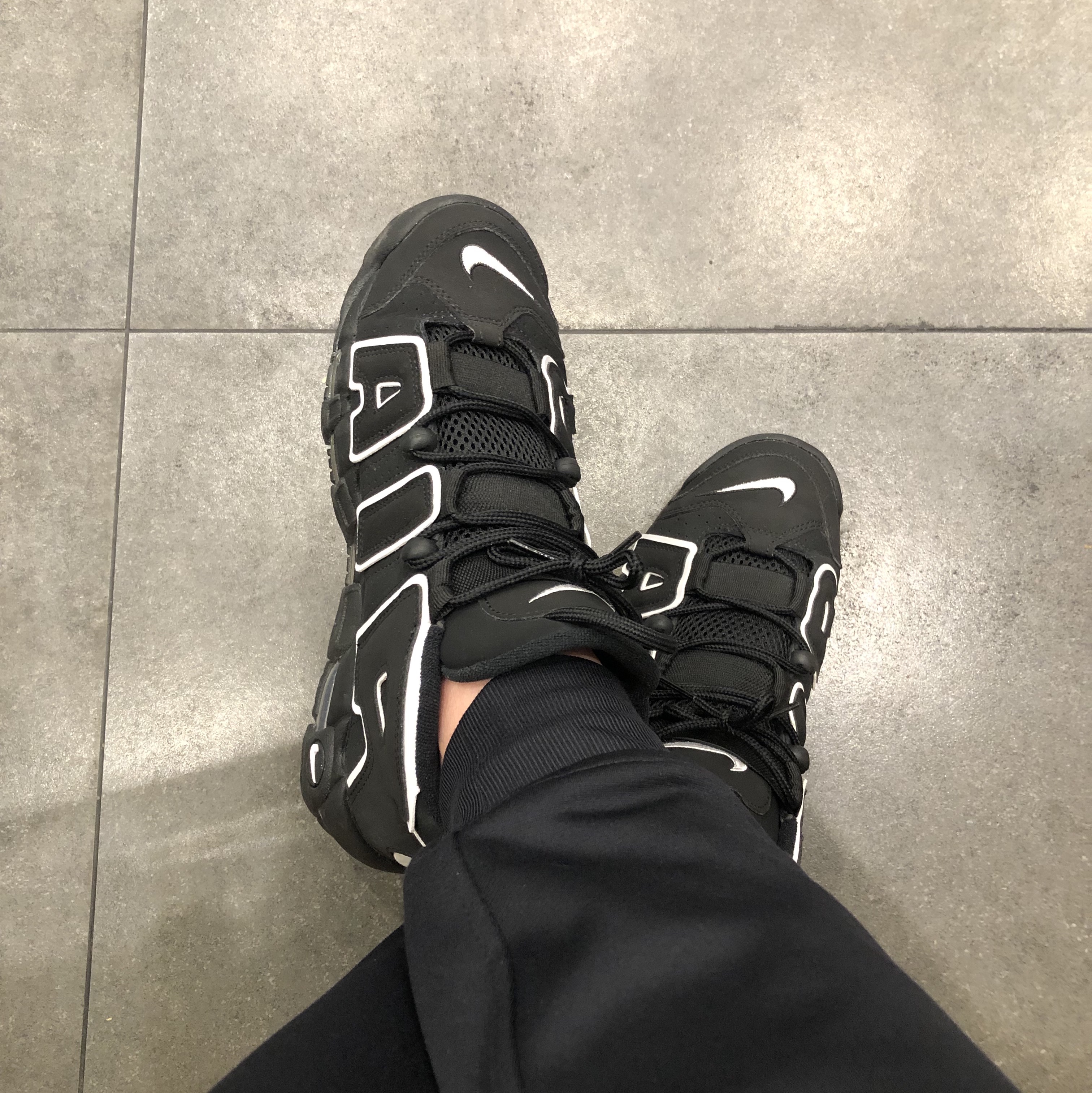 Nike Air More Uptempo Black White 2020 착용 스타일 - 1