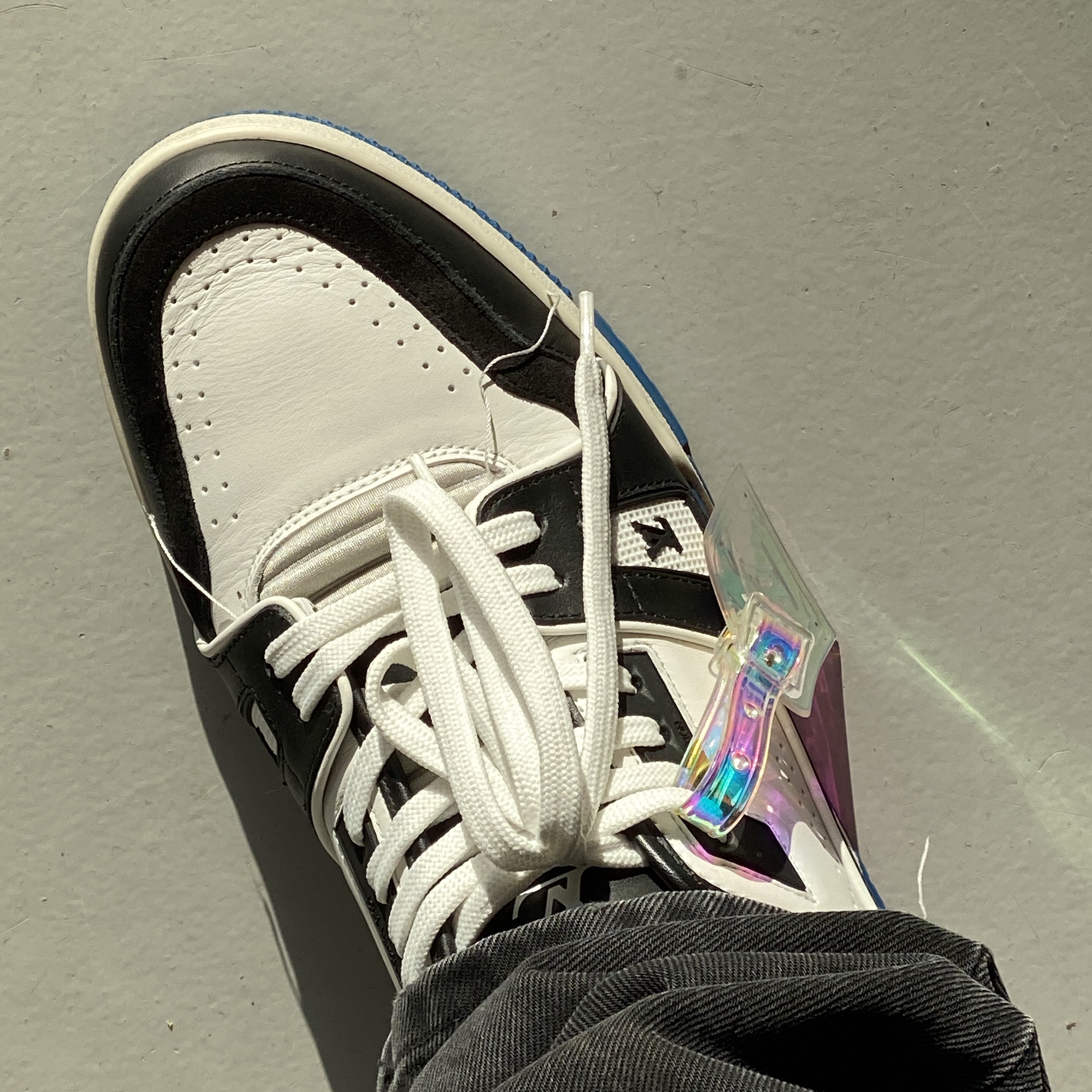 Louis Vuitton LV Trainer Sneakers White Black 착용 스타일 - 2