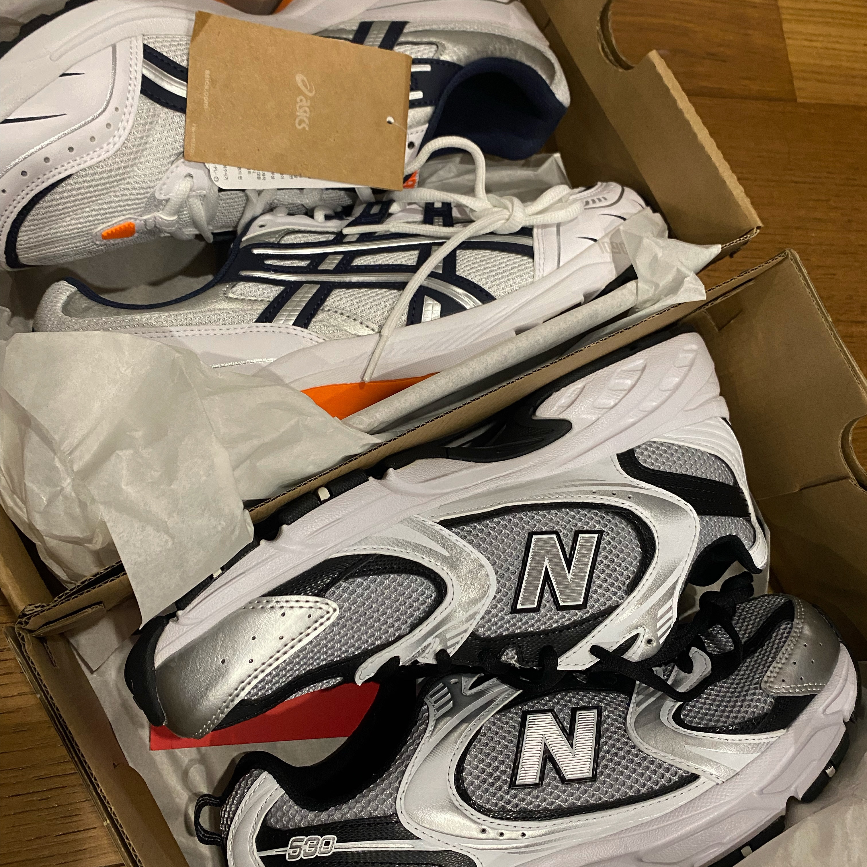Asics Gel-1090 White Midnight, New Balance 530 Silver Black 착용 스타일