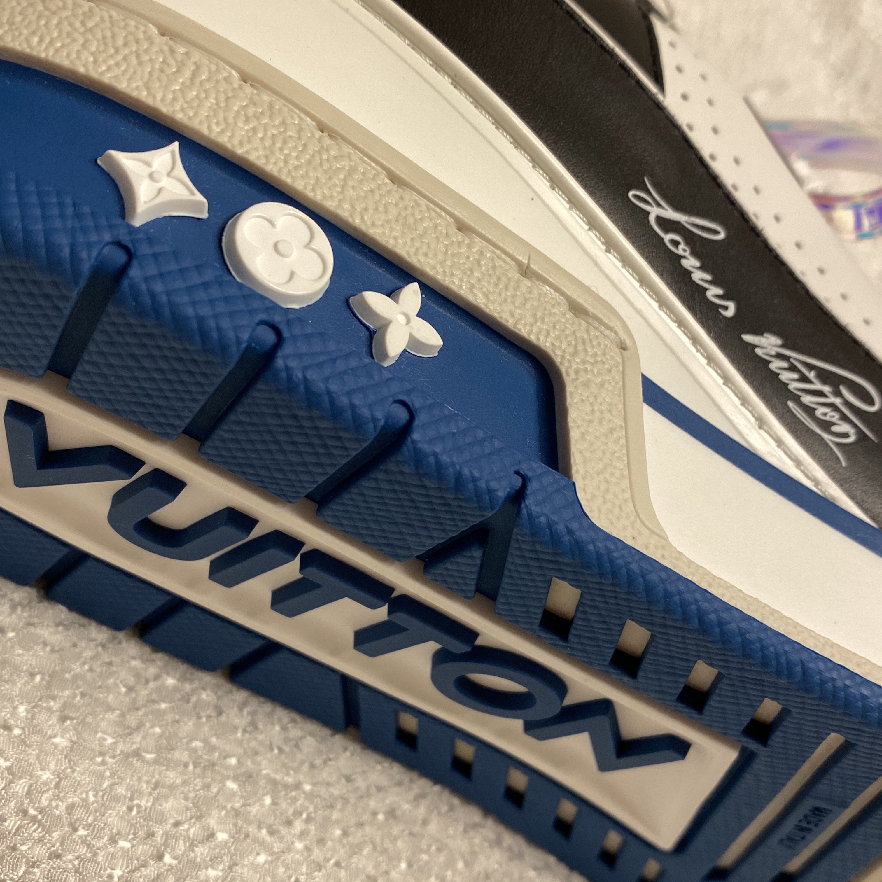 Louis Vuitton LV Trainer Sneakers White Black 착용 스타일 - 5