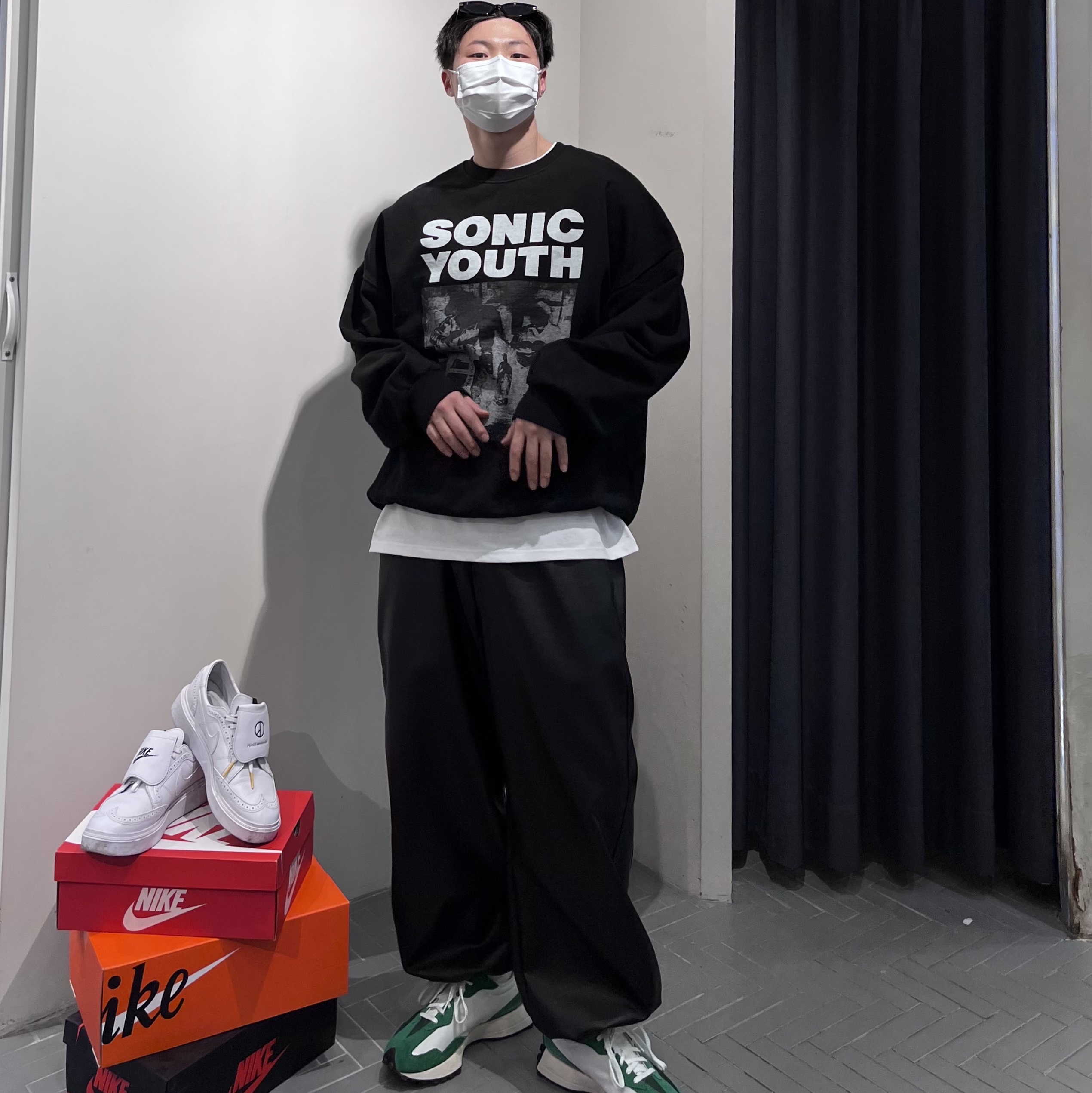 Nike x Peaceminusone Kwondo1 White, New Balance 327 Varsity Green 착용 스타일 - 1