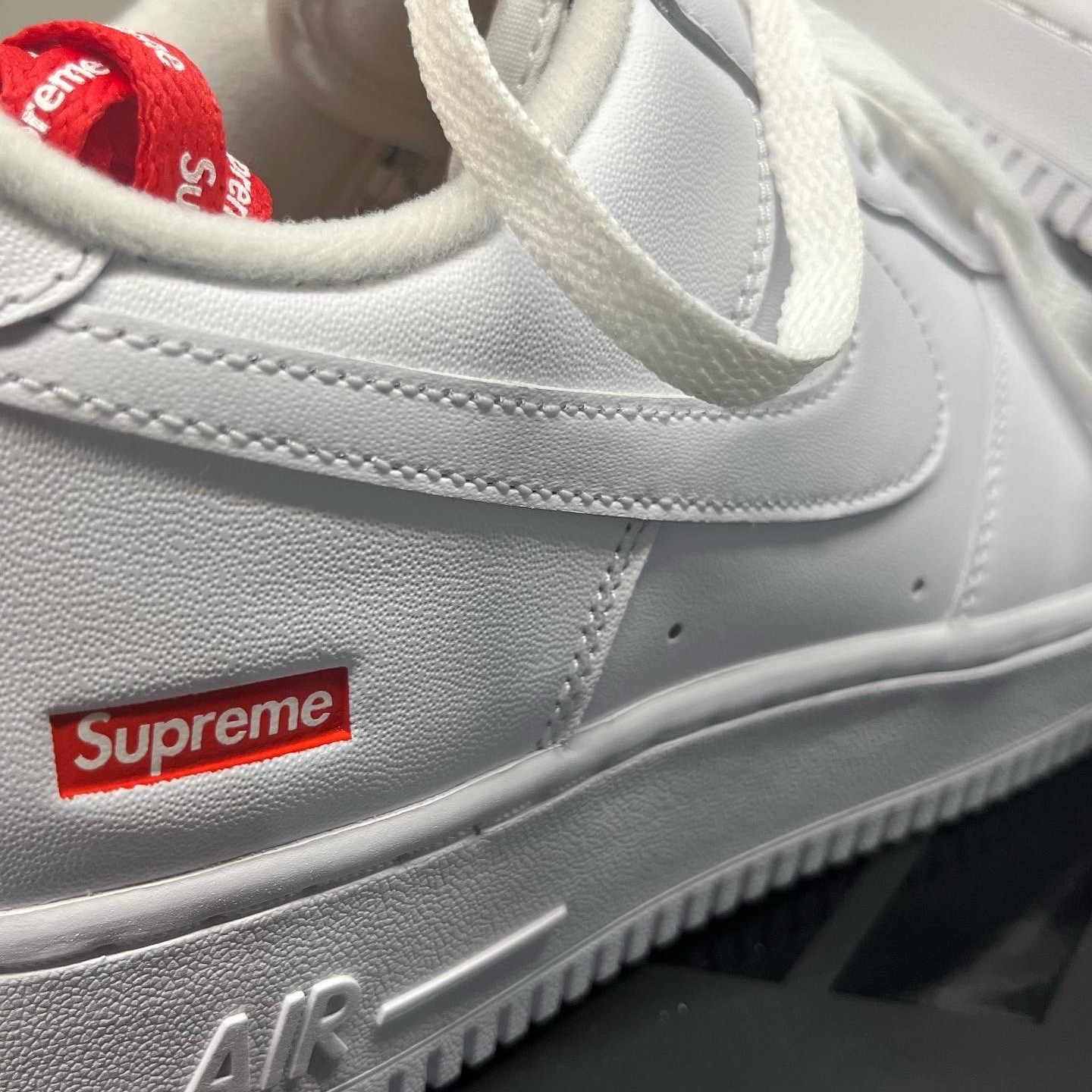 Nike x Supreme Air Force 1 Low White 착용 스타일