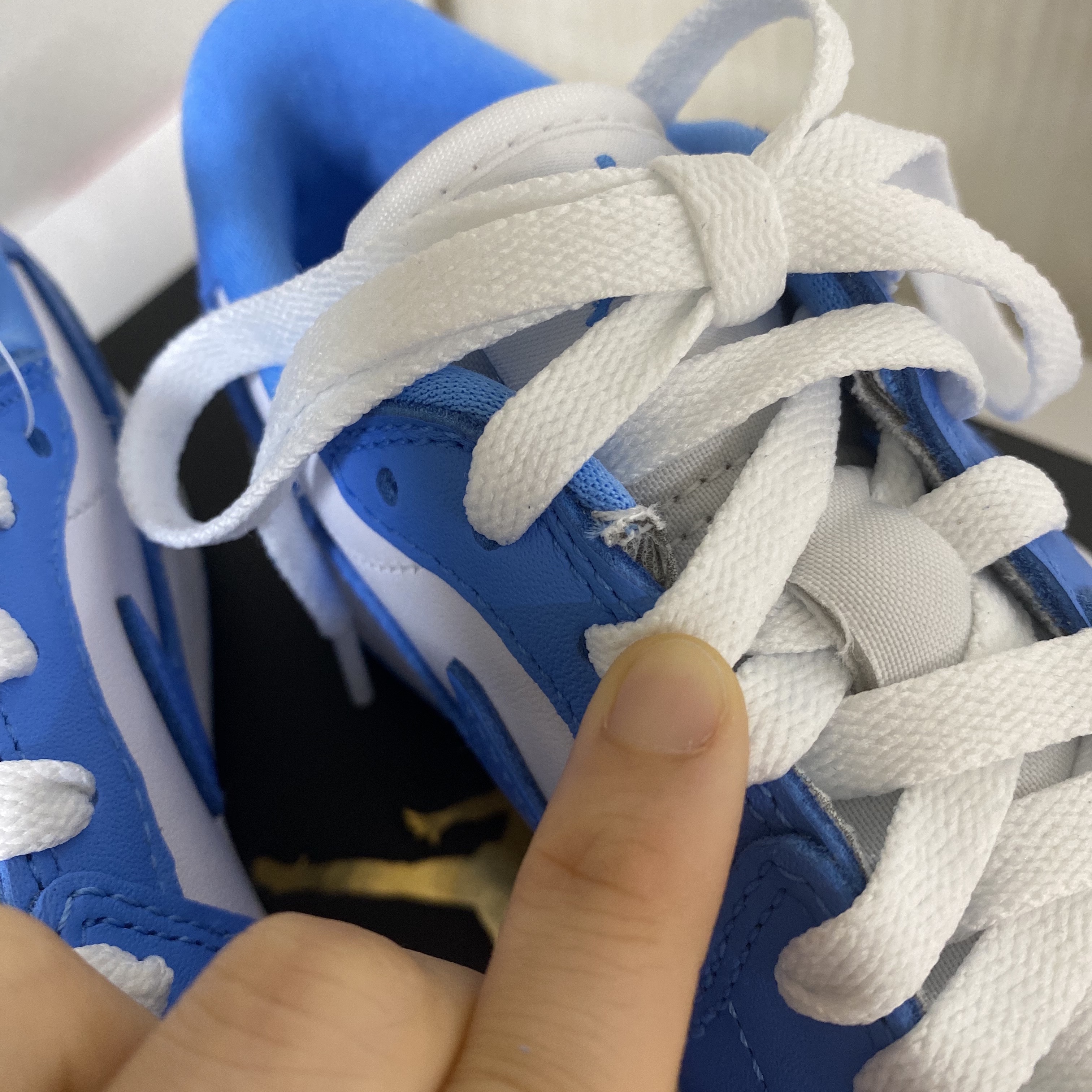 Jordan 1 Low Golf White and University Blue 착용 스타일 - 3