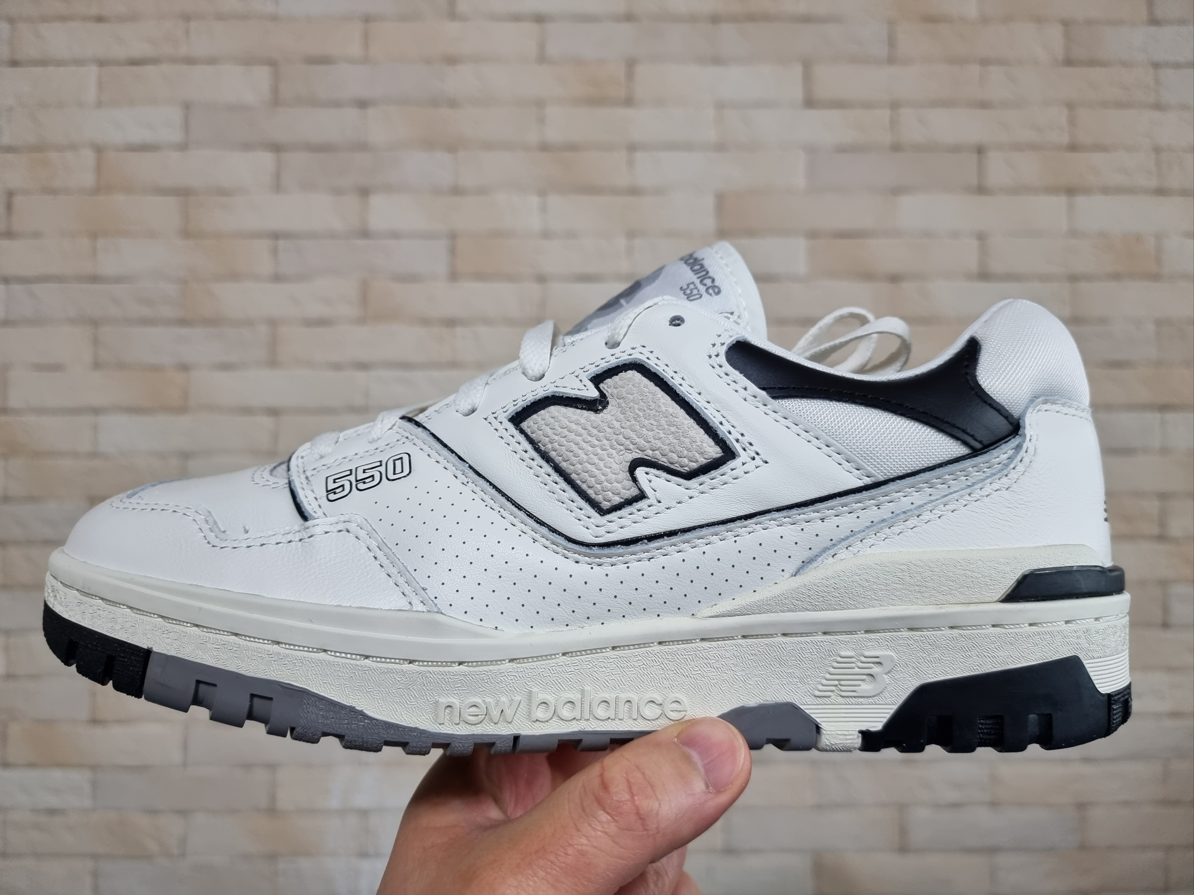New Balance 550 White Grey - 2E Wide 착용 스타일 - 3