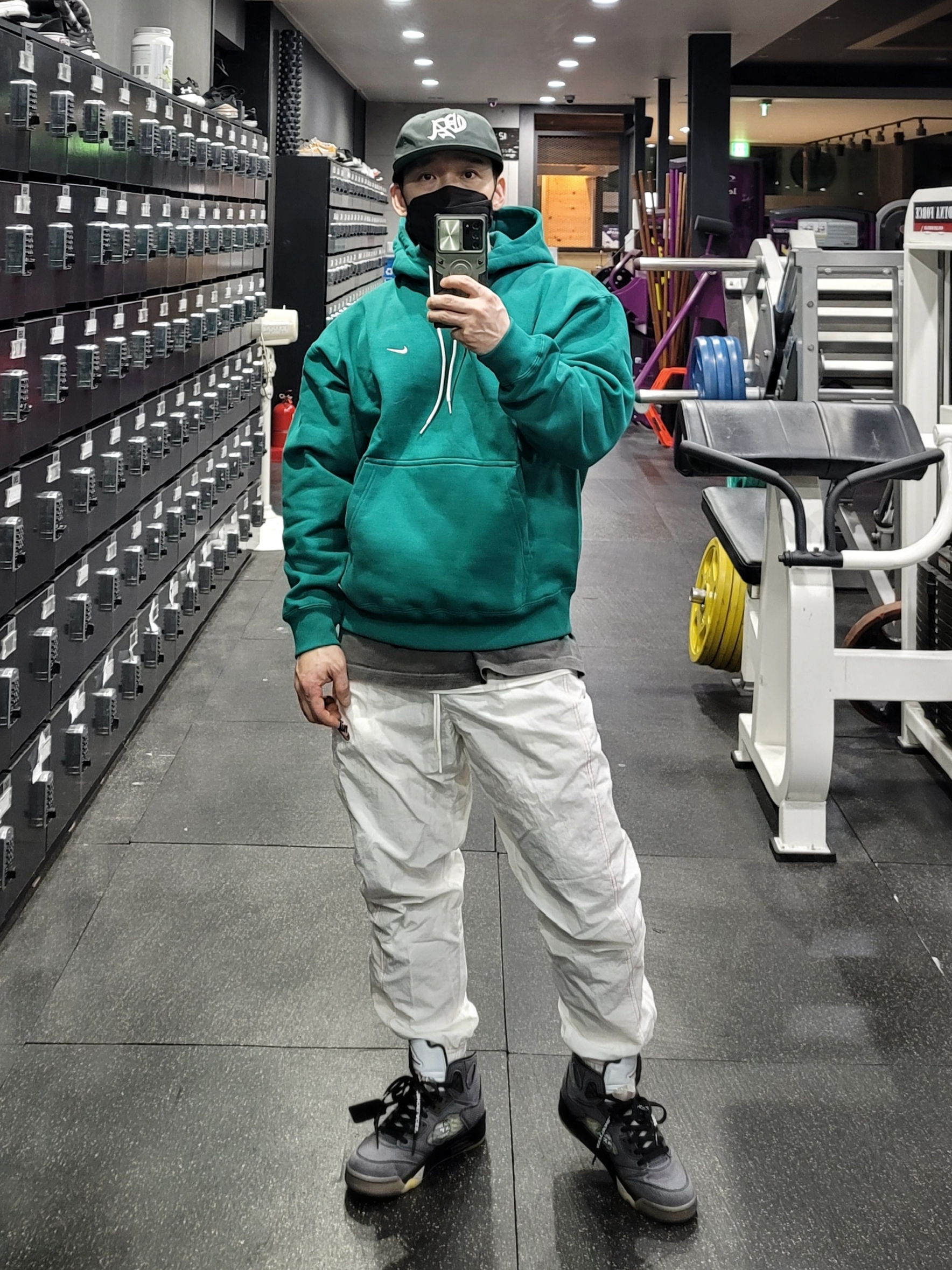 Jordan 5 x Off-White Retro SP Black Muslin, Nike NRG Solo Swoosh Fleece Hoodie Mystic Green - Asia 착용 스타일