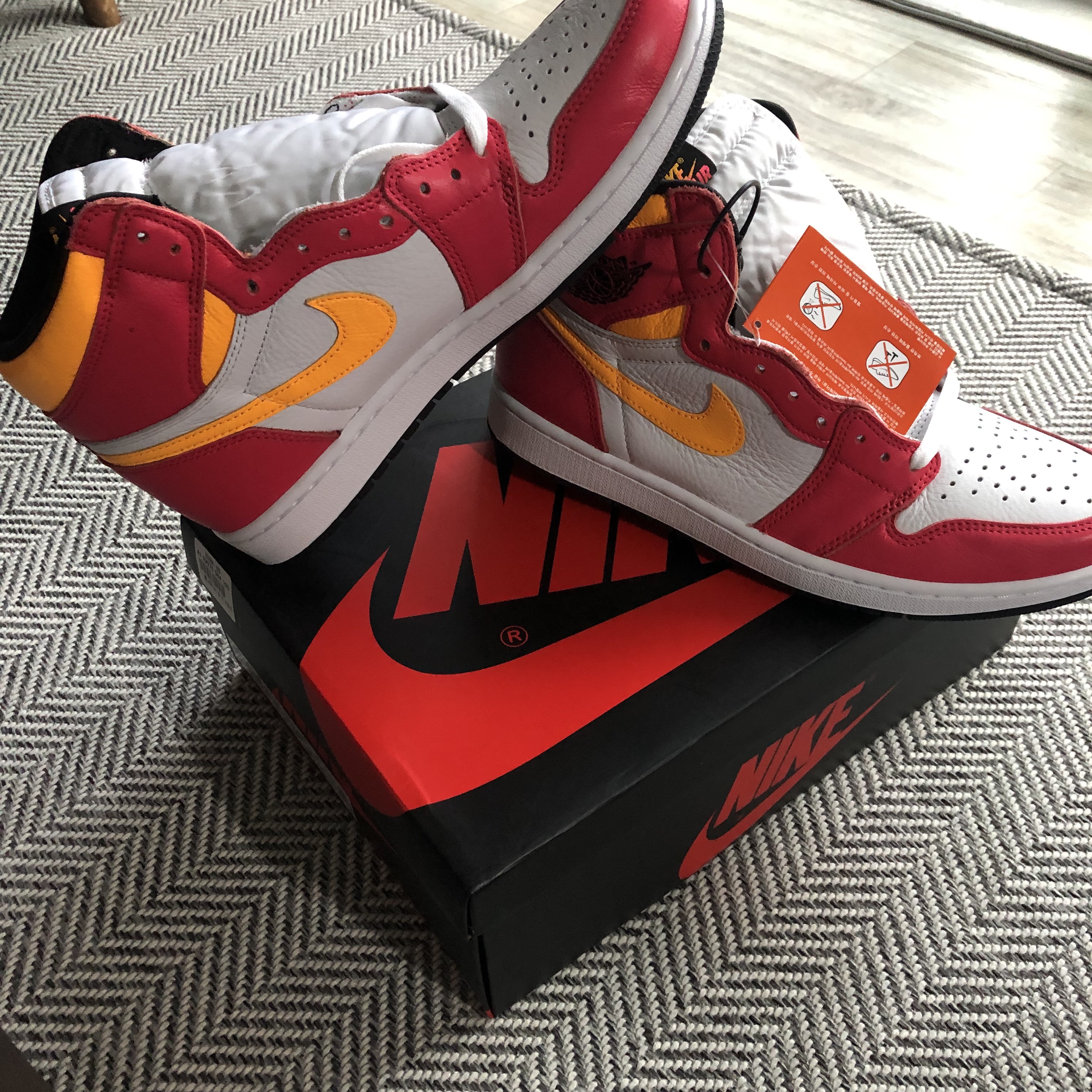 Jordan 1 Retro High OG Light Fusion Red 착용 스타일 - 1