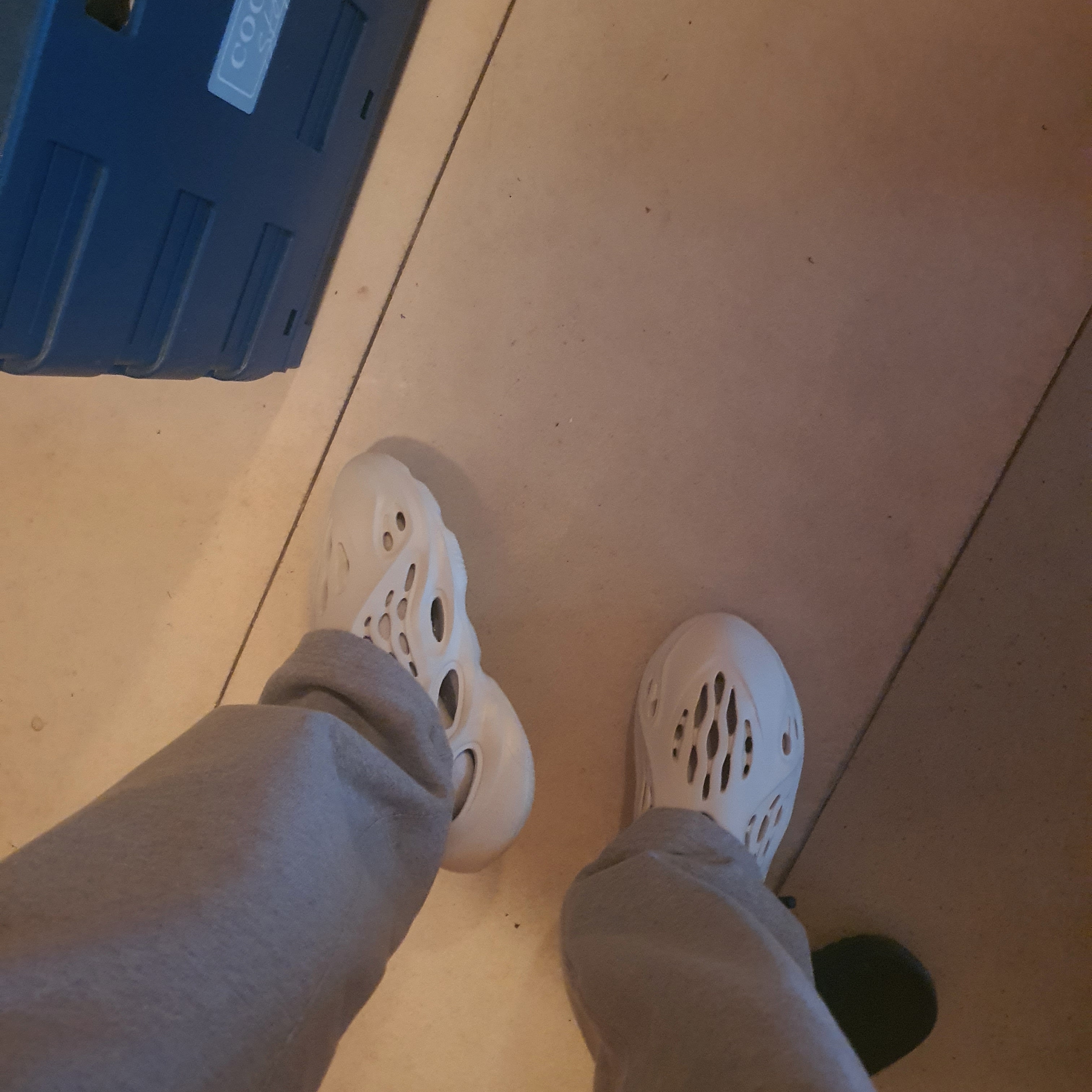 Adidas Yeezy Foam RNNR Sand 착용 스타일