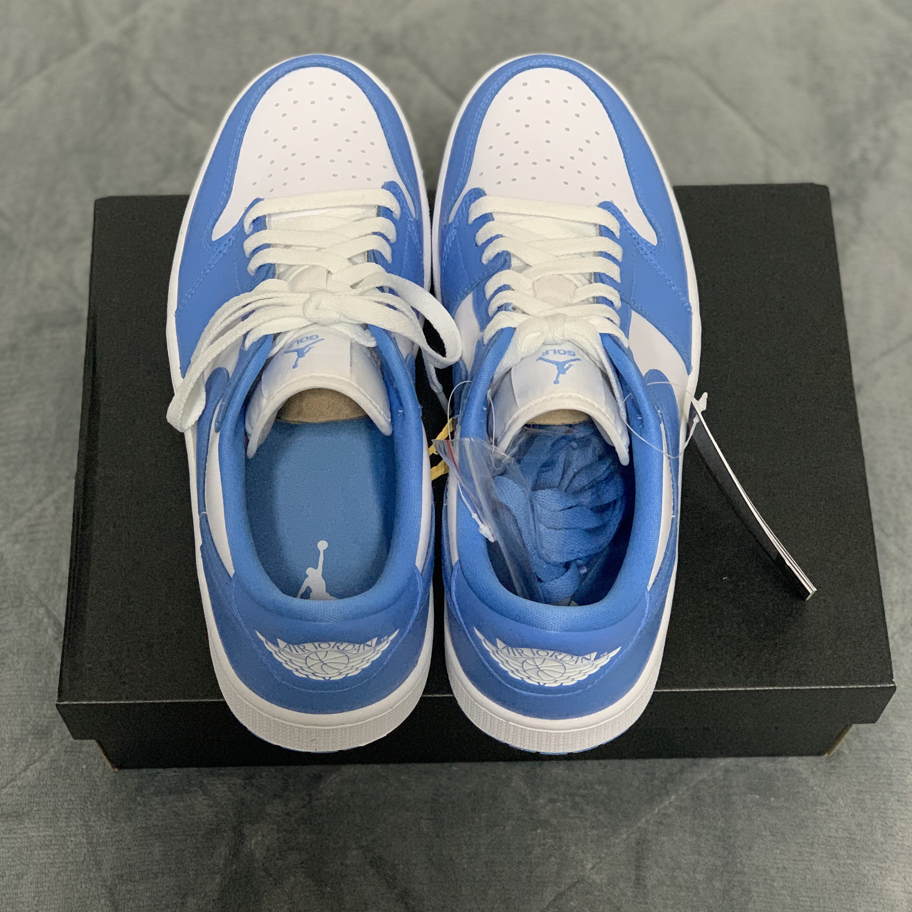 Jordan 1 Low Golf White and University Blue 착용 스타일 - 3
