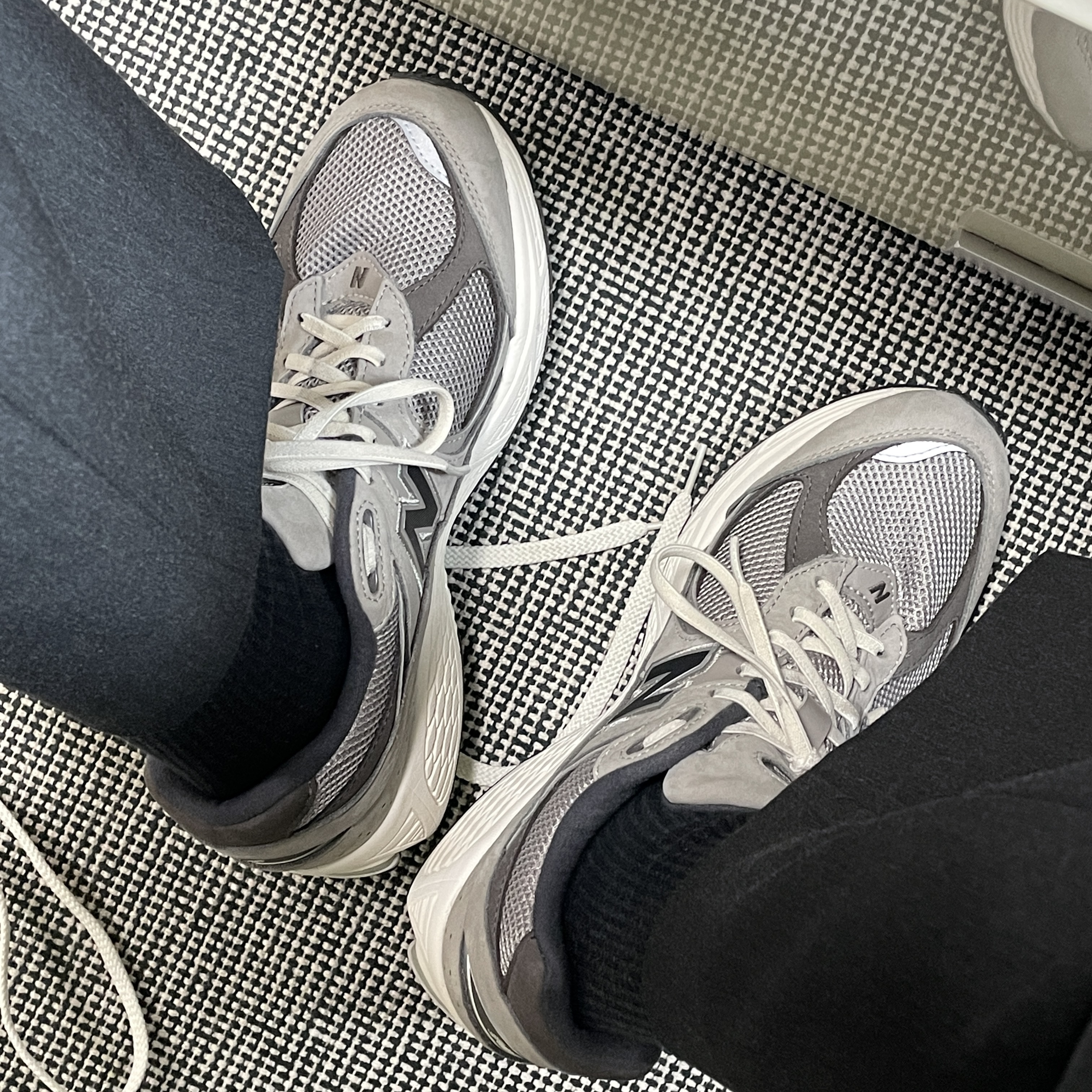 New Balance 2002 Warm Alpaca 착용 스타일