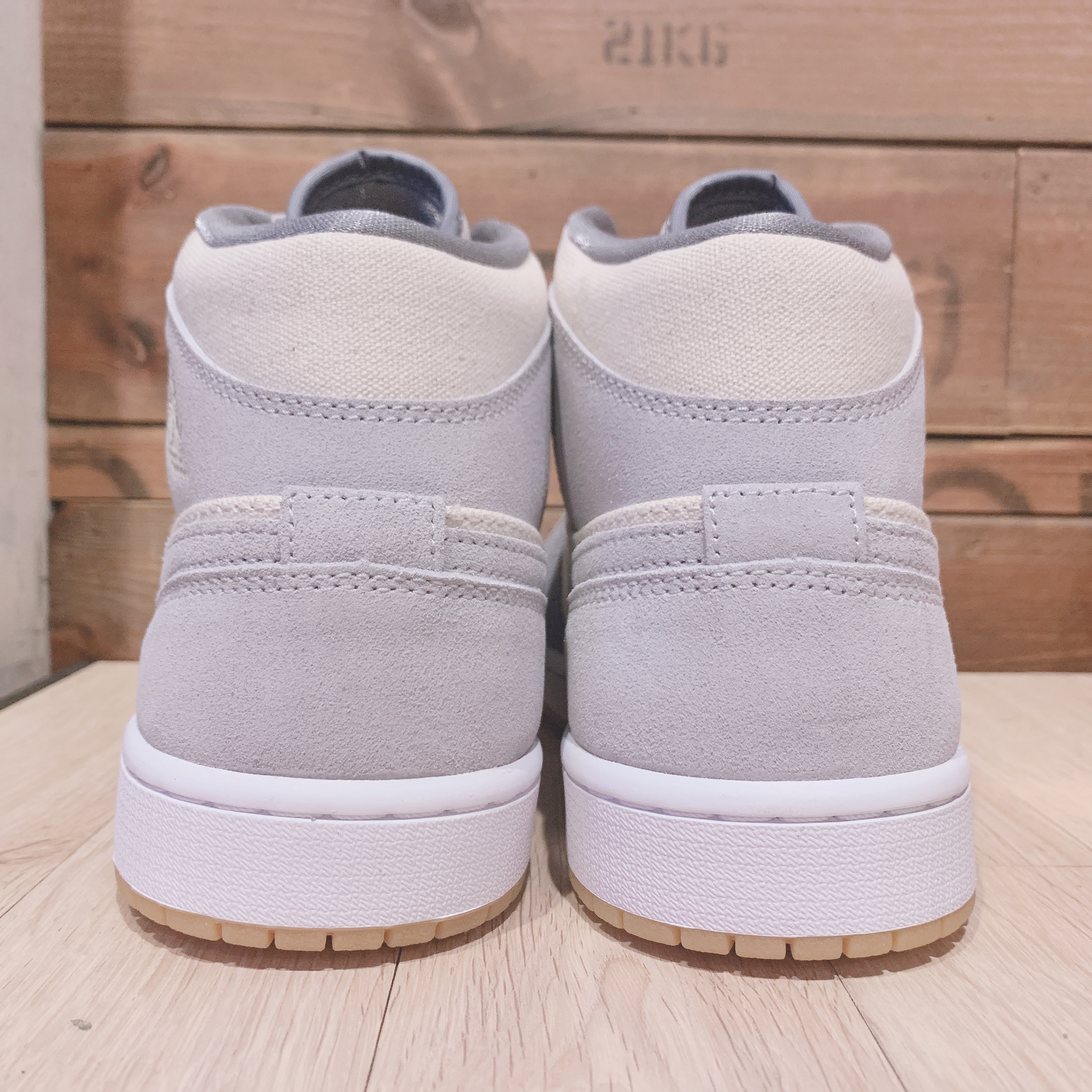 Jordan 1 Mid SE Coconut Milk Particle Grey 착용 스타일 - 3
