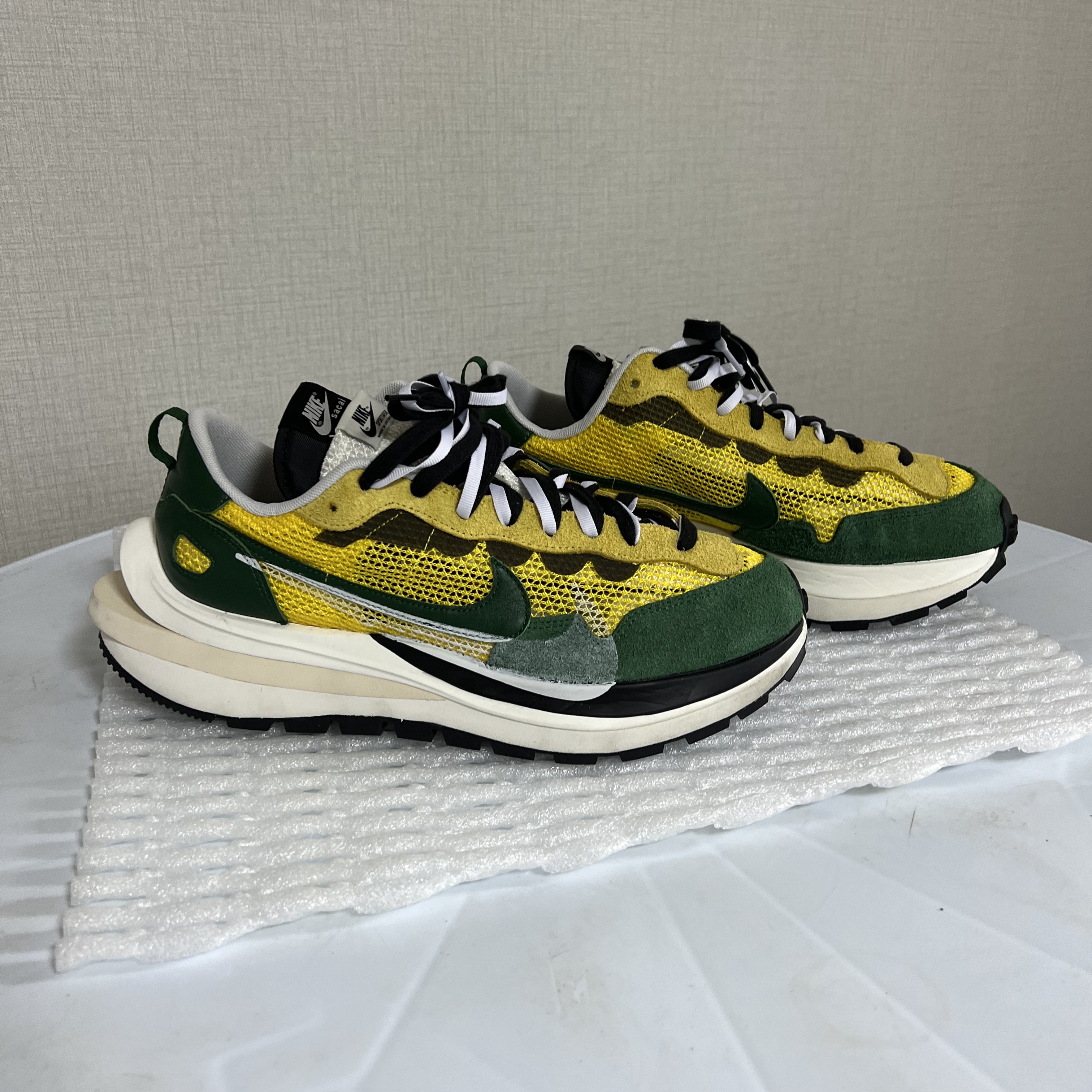 Nike x Sacai VaporWaffle Tour Yellow & Gorge Green Sail 착용 스타일 - 3