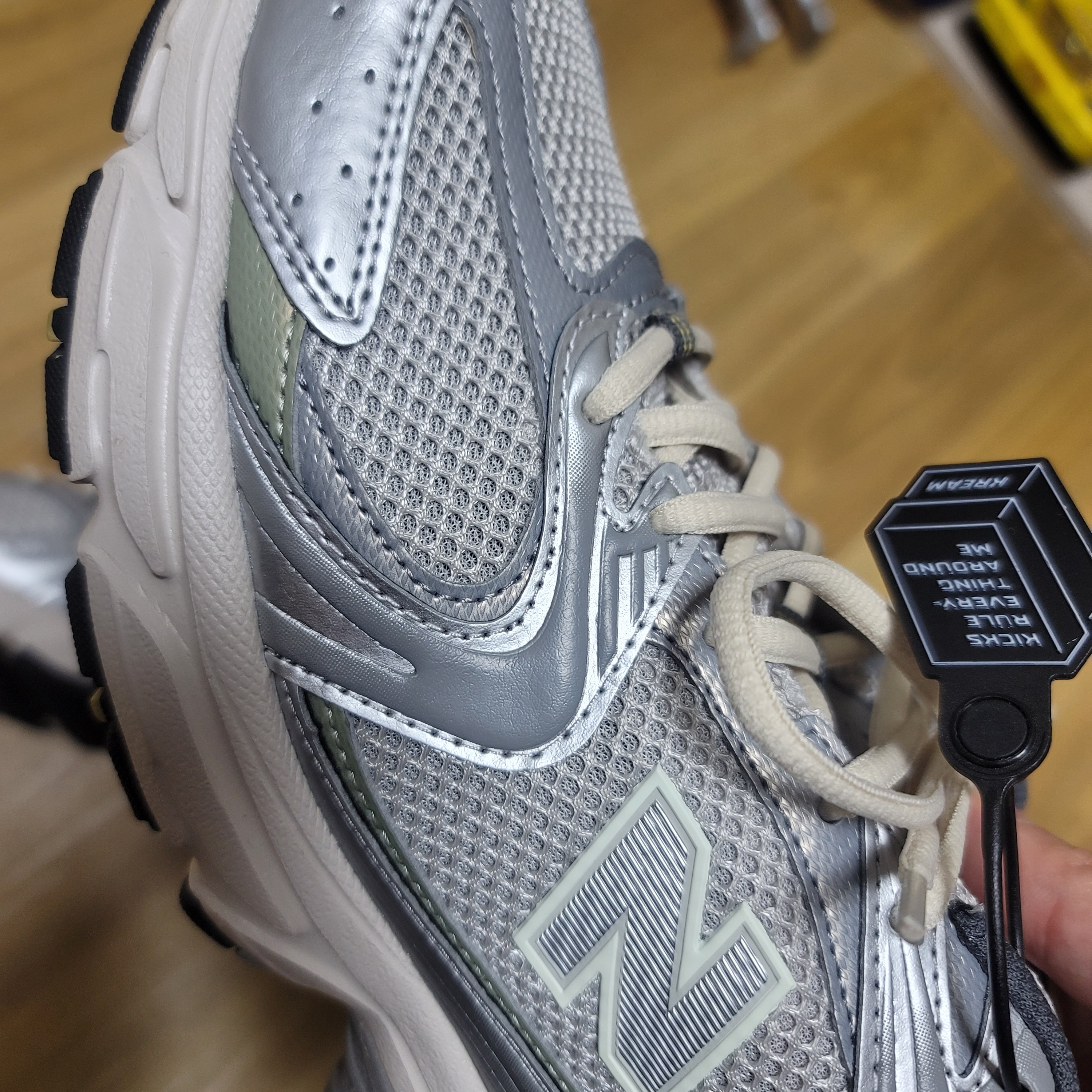 New Balance 530 Earth 착용 스타일 - 2