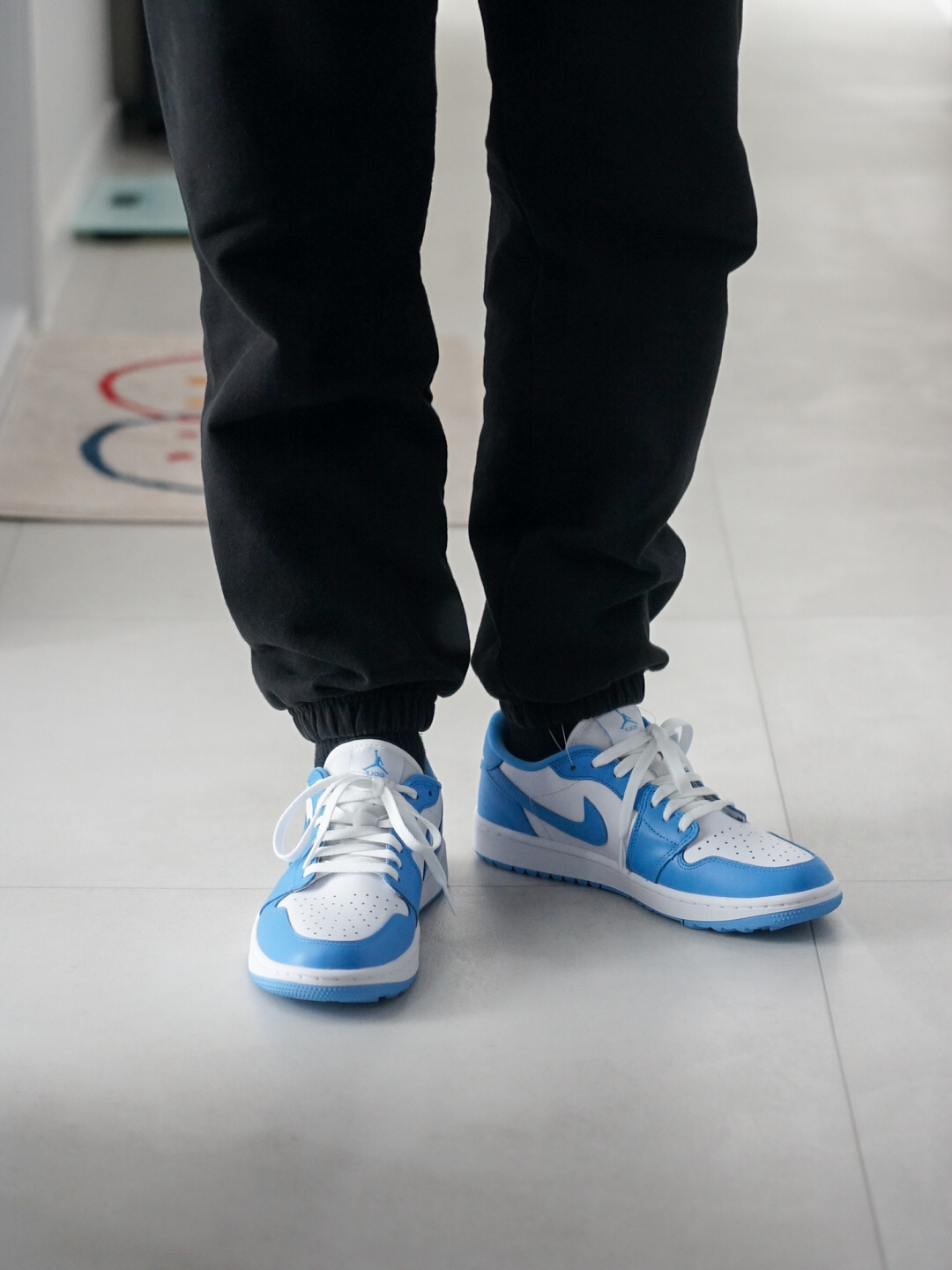 Jordan 1 Low Golf White and University Blue 착용 스타일 - 3