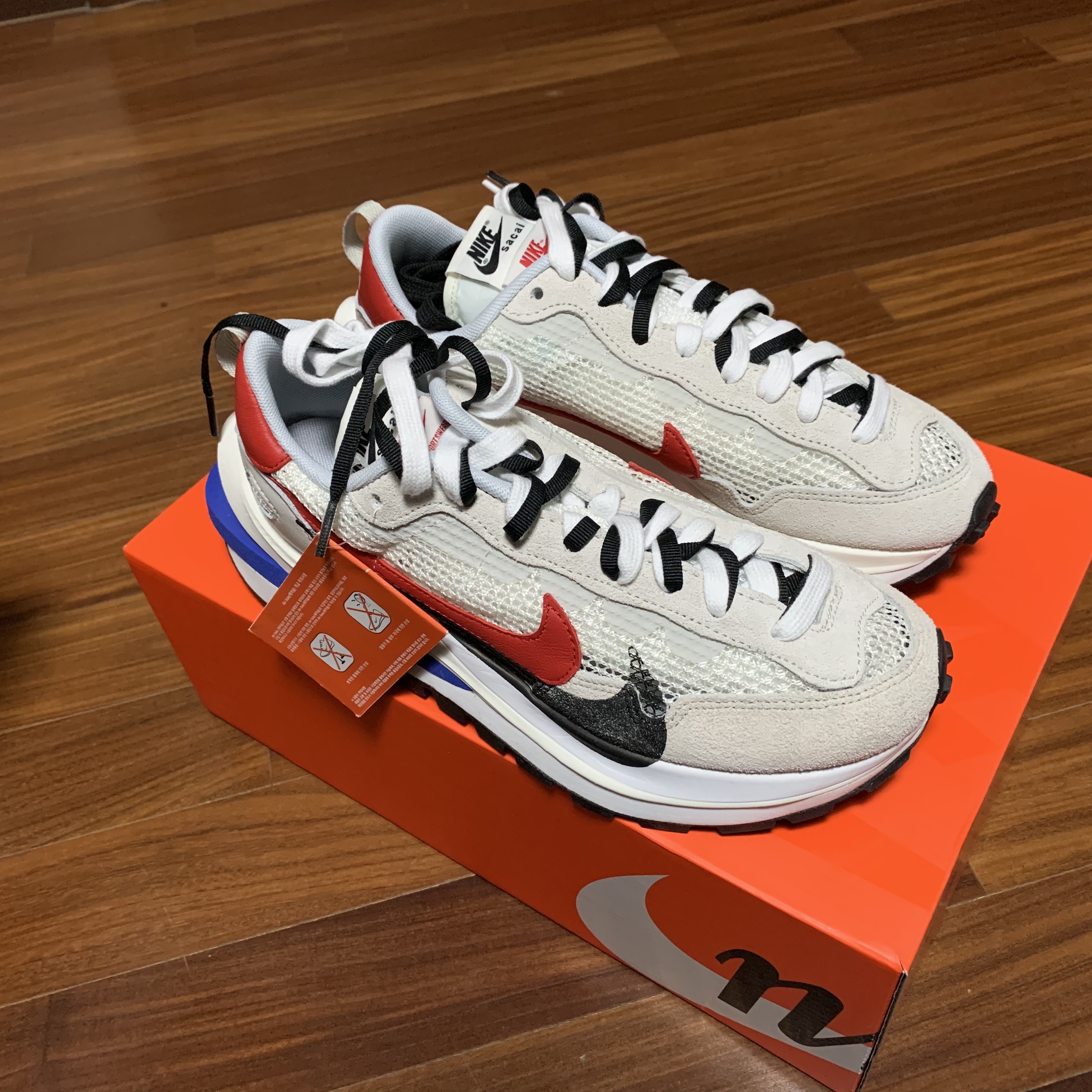 Nike x Sacai VaporWaffle Royal Fuchsia 착용 스타일 - 3