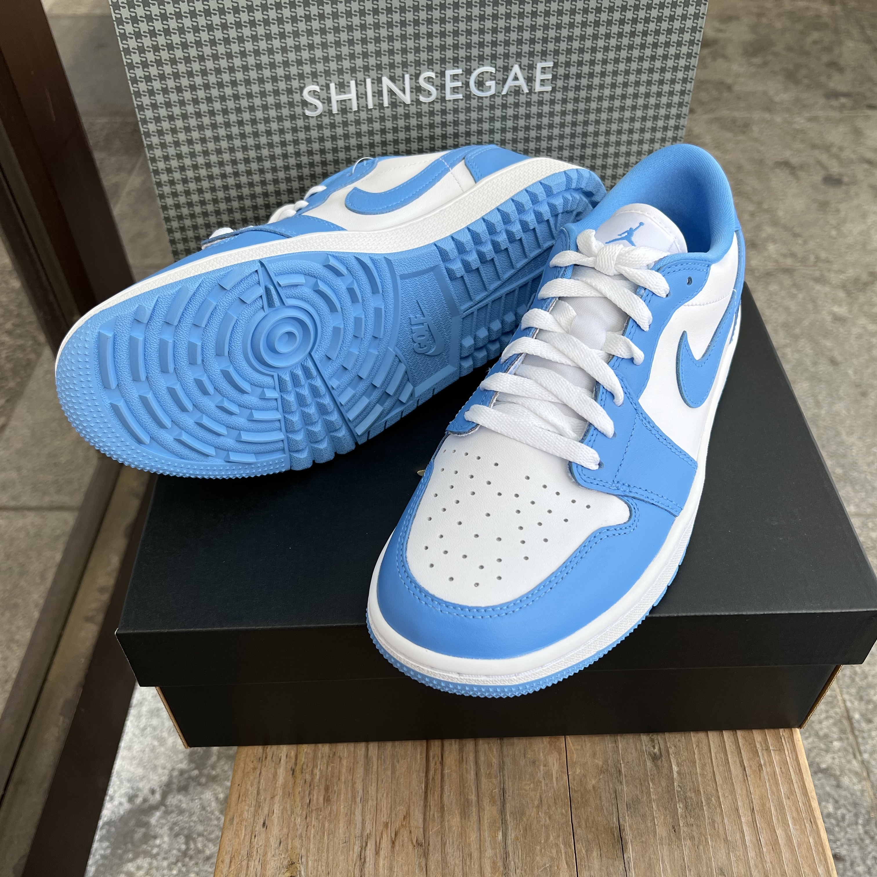 Jordan 1 Low Golf White and University Blue 착용 스타일