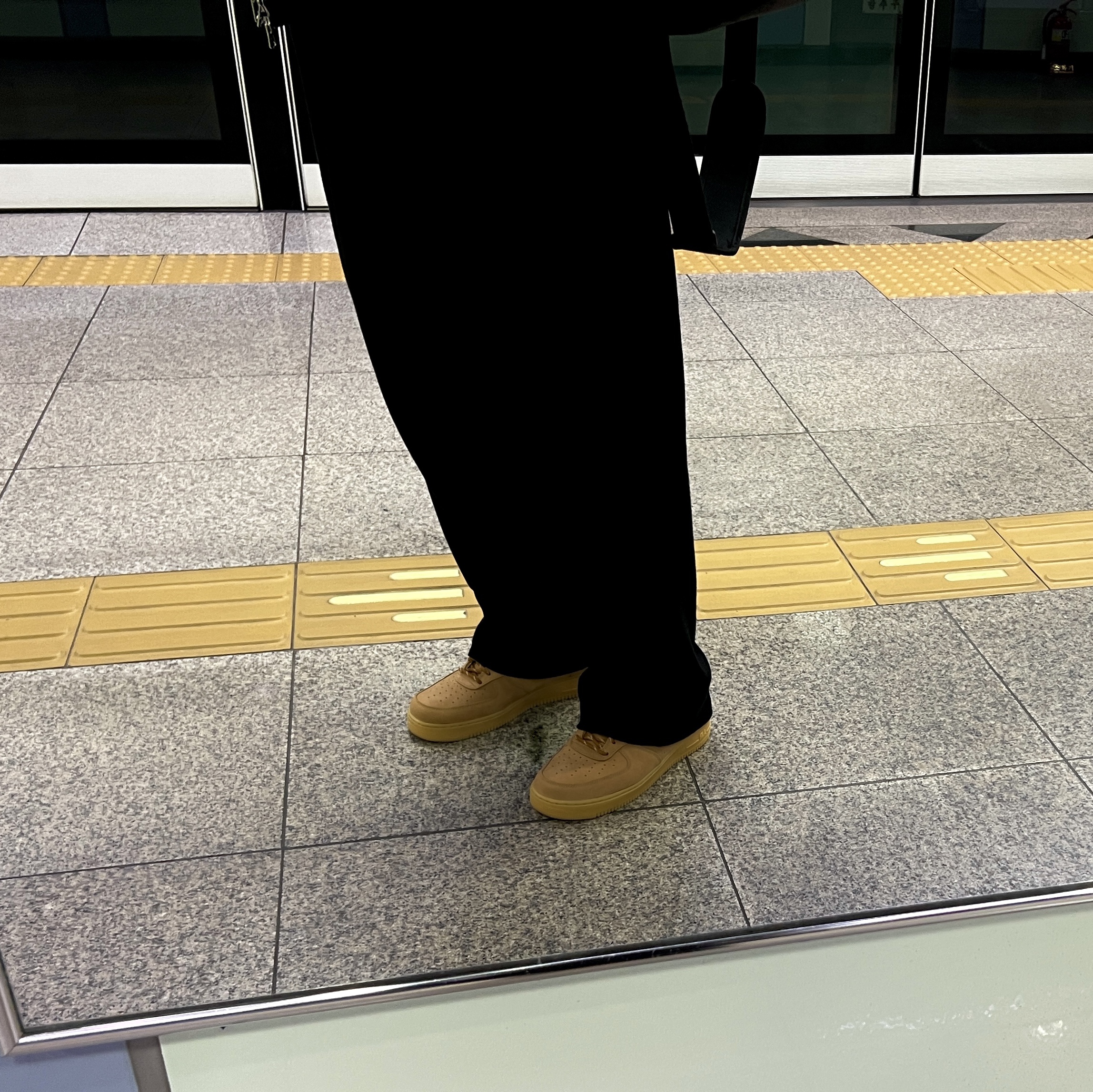 Nike Air Force 1 '07 WB Flax 착용 스타일