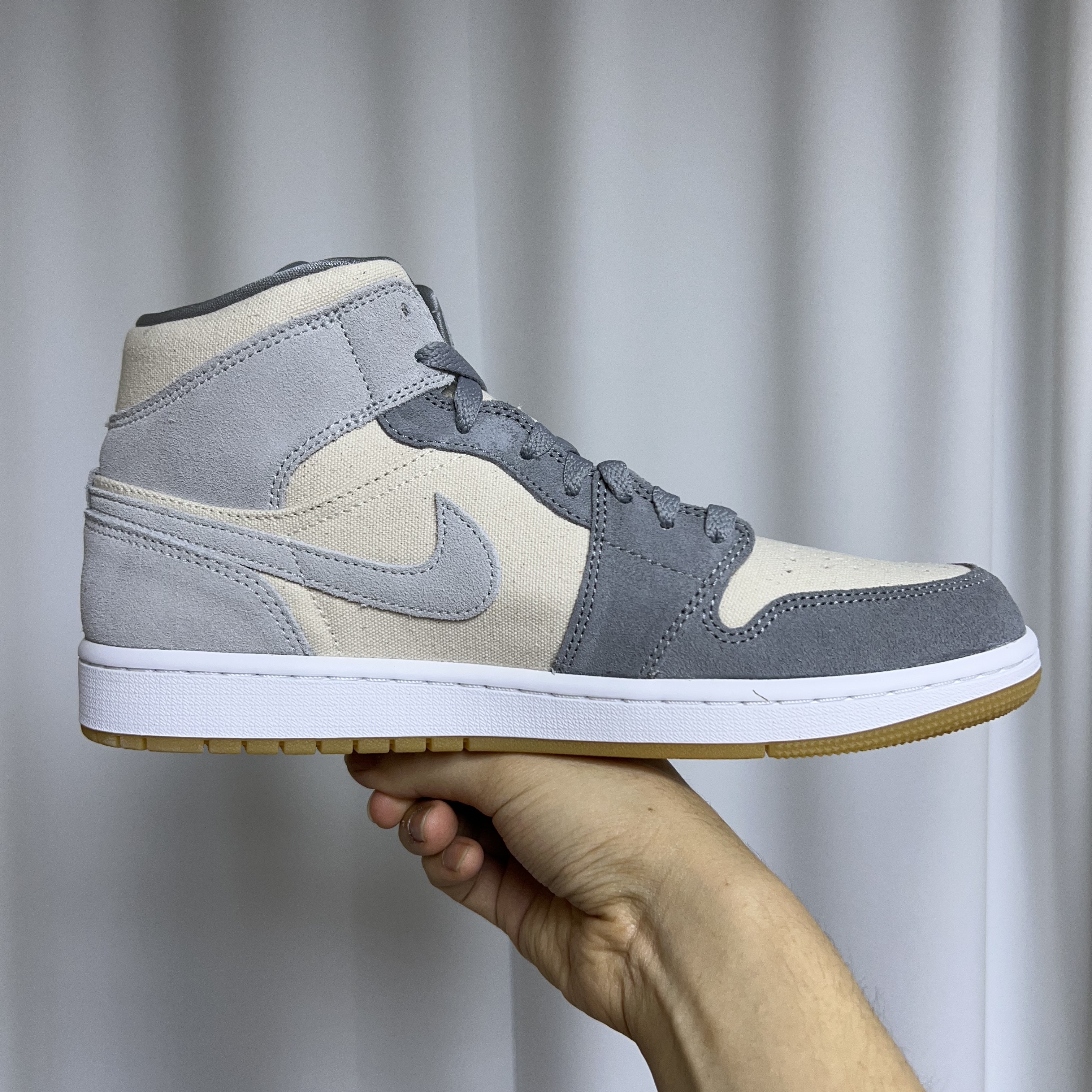 Jordan 1 Mid SE Coconut Milk Particle Grey 착용 스타일 - 2