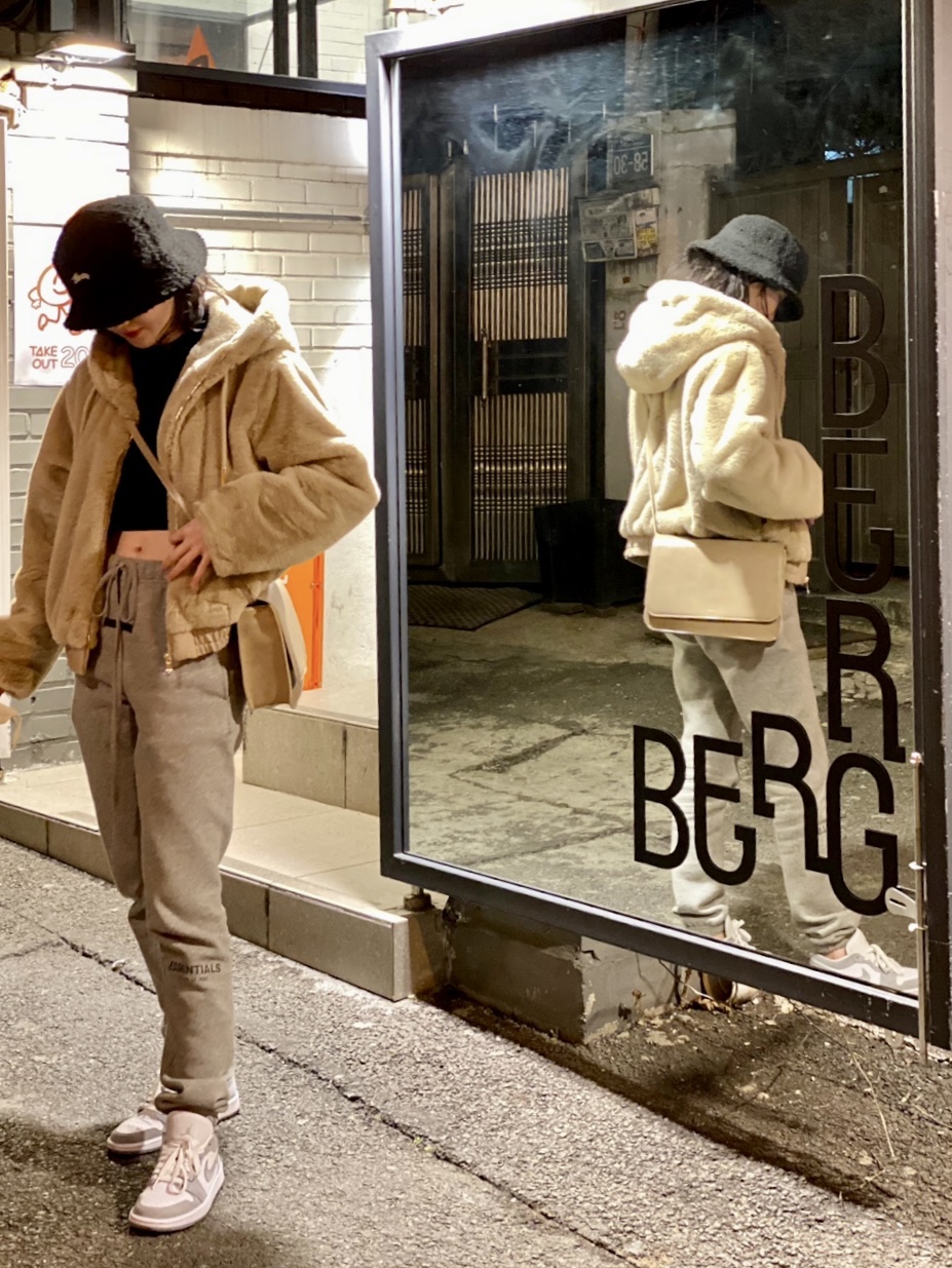 (W) Jordan 1 Low White Wolf Grey, Essentials The Core Collection Sweatpants Heather Oatmeal 착용 스타일