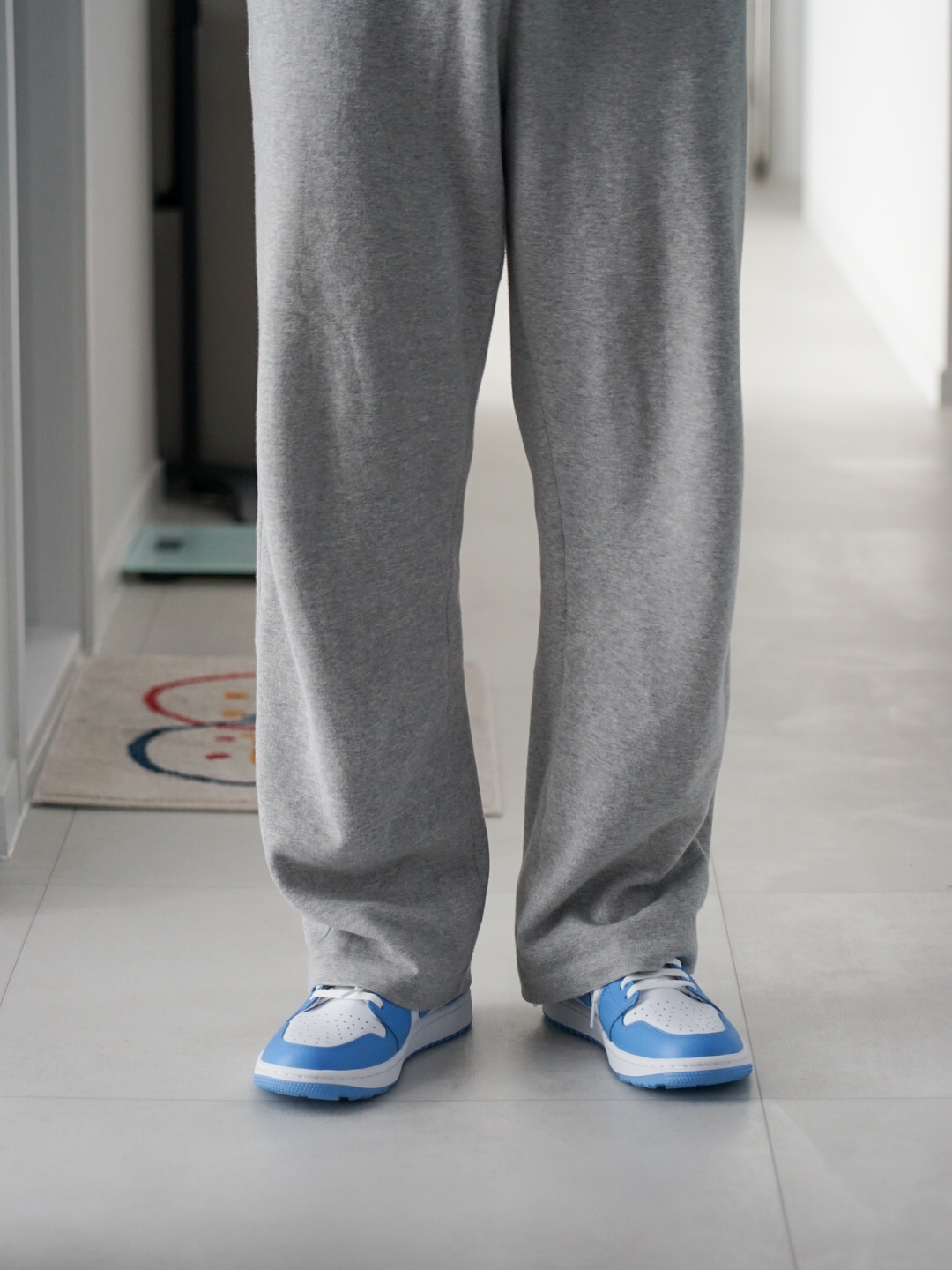 Jordan 1 Low Golf White and University Blue 착용 스타일 - 1