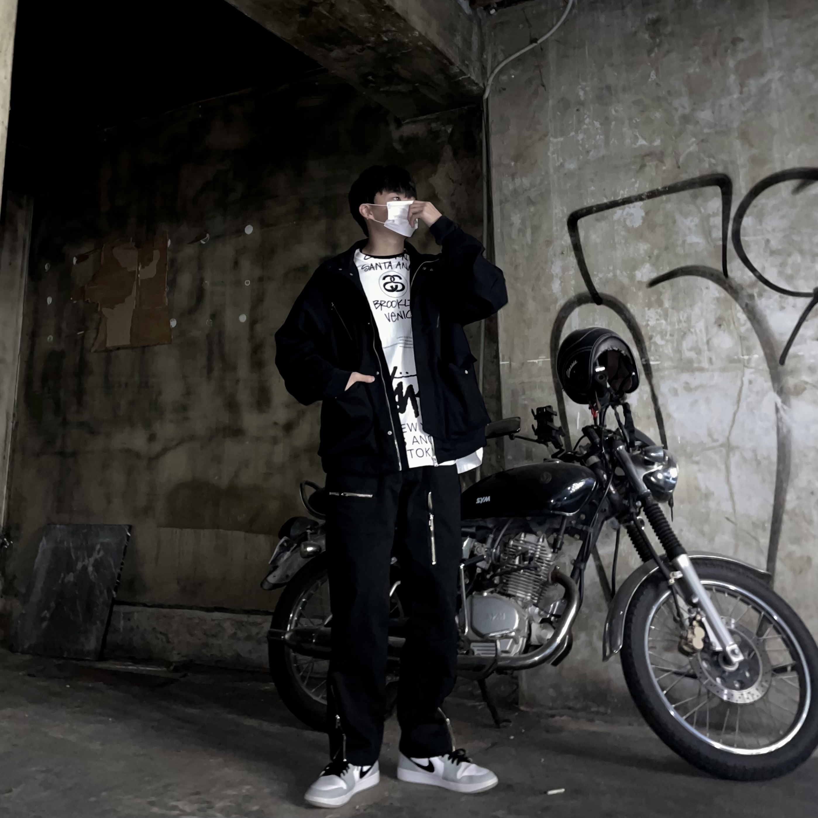 Jordan 1 Mid Light Smoke Grey, Stussy x Takahiromiyashita The Soloist 40 WT T-Shirt 착용 스타일