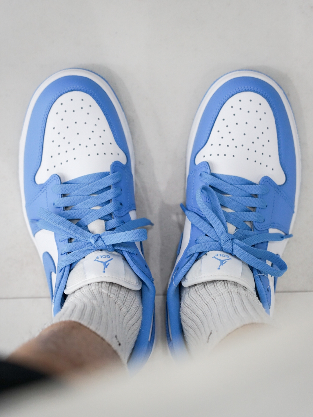 Jordan 1 Low Golf White and University Blue 착용 스타일 - 1