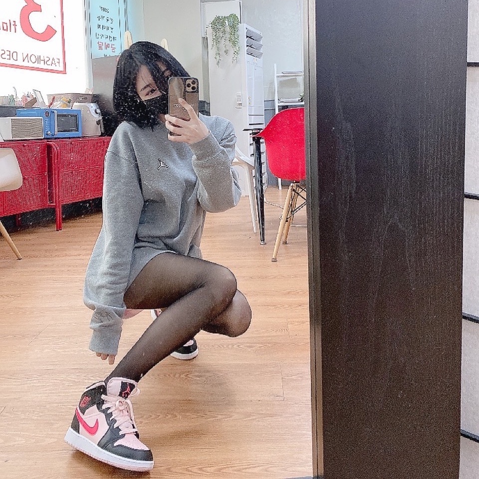 (GS) Jordan 1 Mid Black Pink Crimson 착용 스타일 - 1