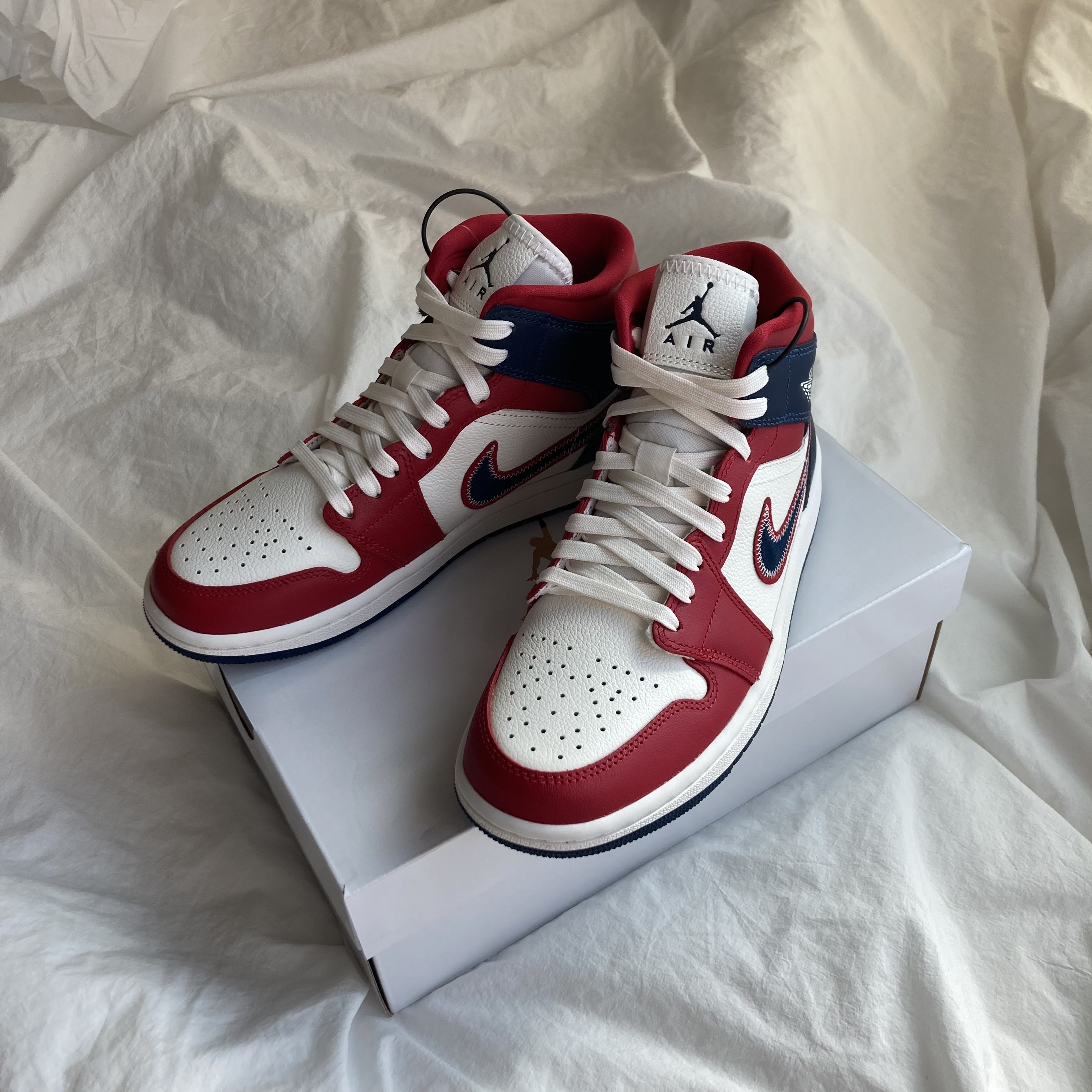 (W) Jordan 1 Mid SE Gym Red Midnight Navy 착용 스타일 - 5