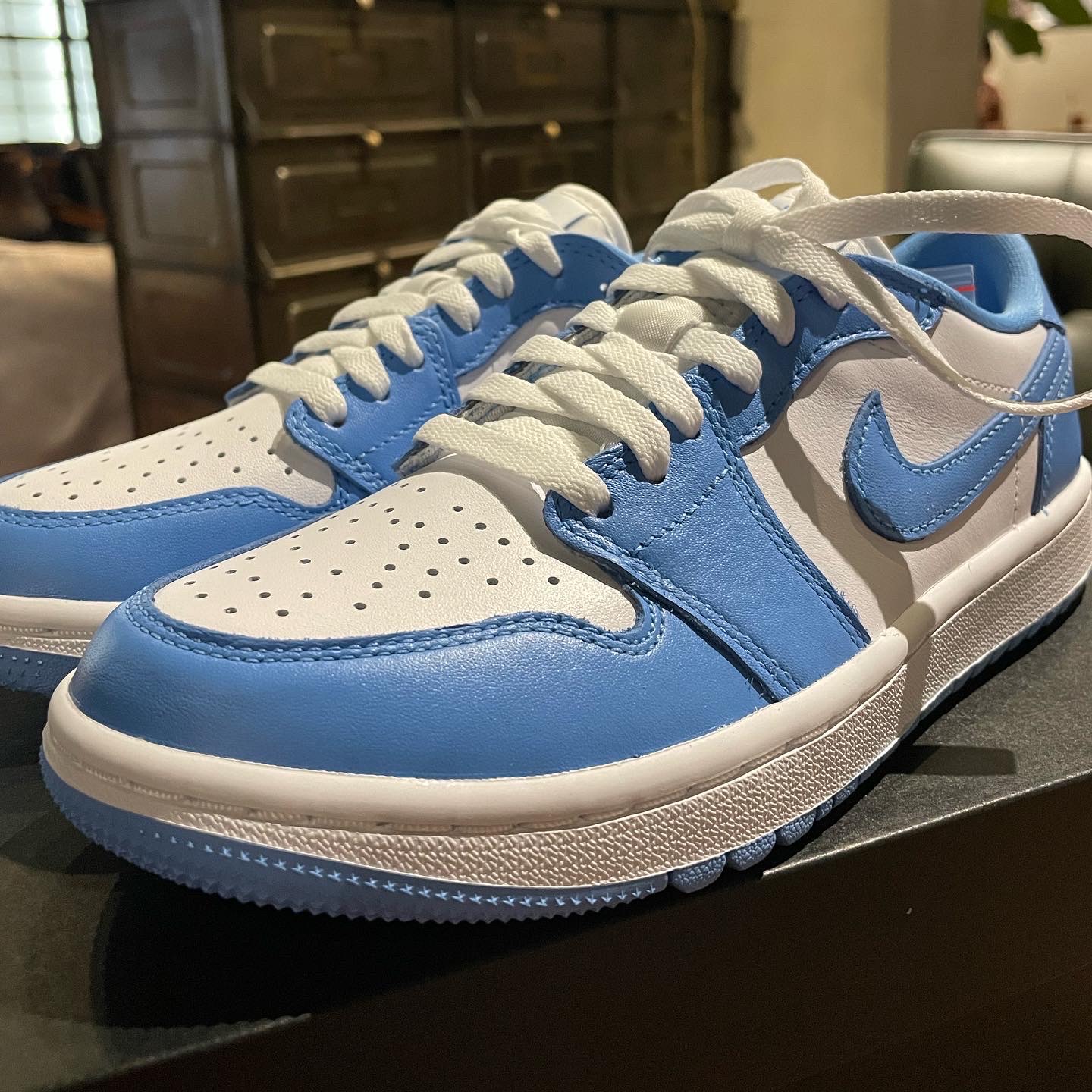 Jordan 1 Low Golf White and University Blue 착용 스타일