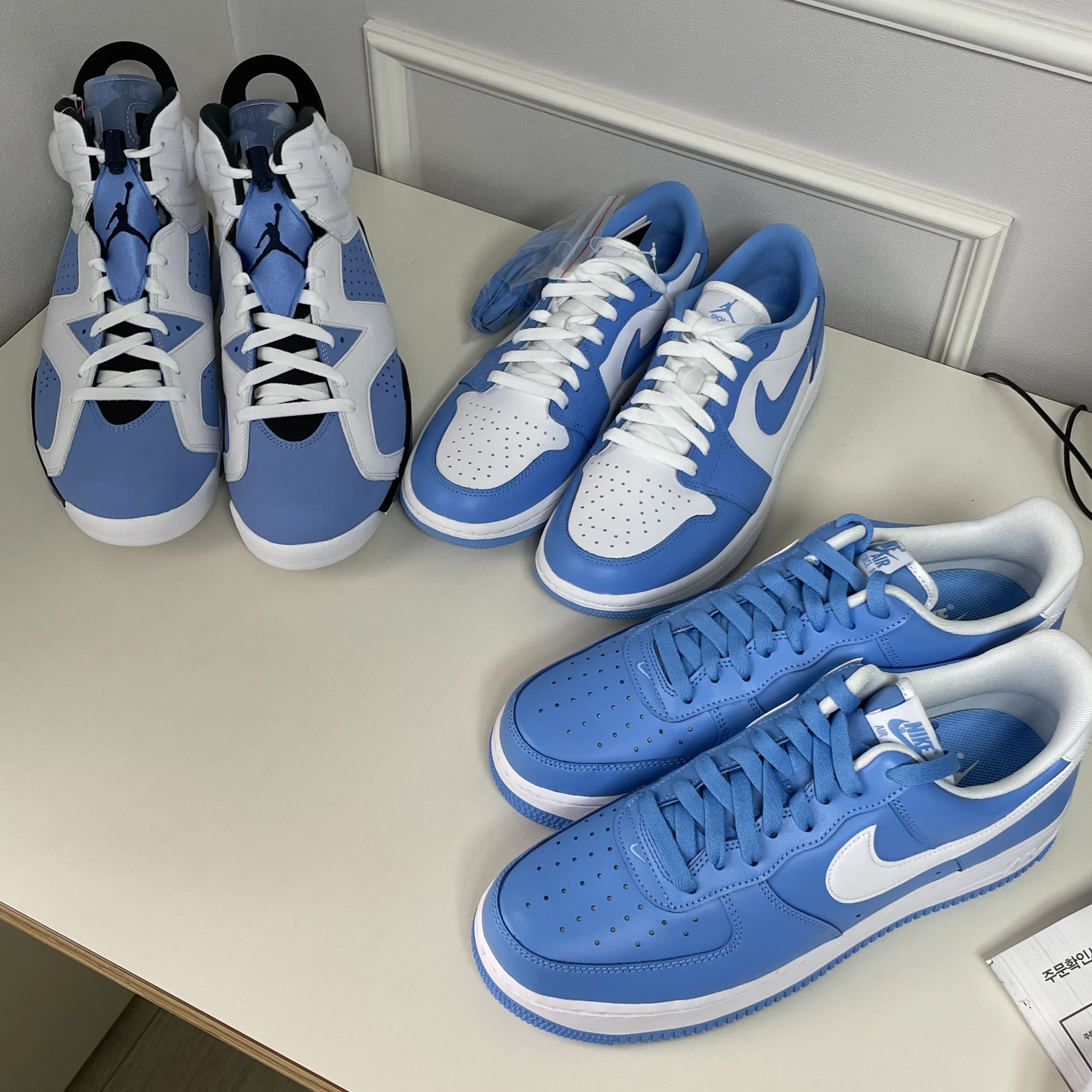 Jordan 1 Low Golf White and University Blue, Jordan 6 Retro University Blue 착용 스타일