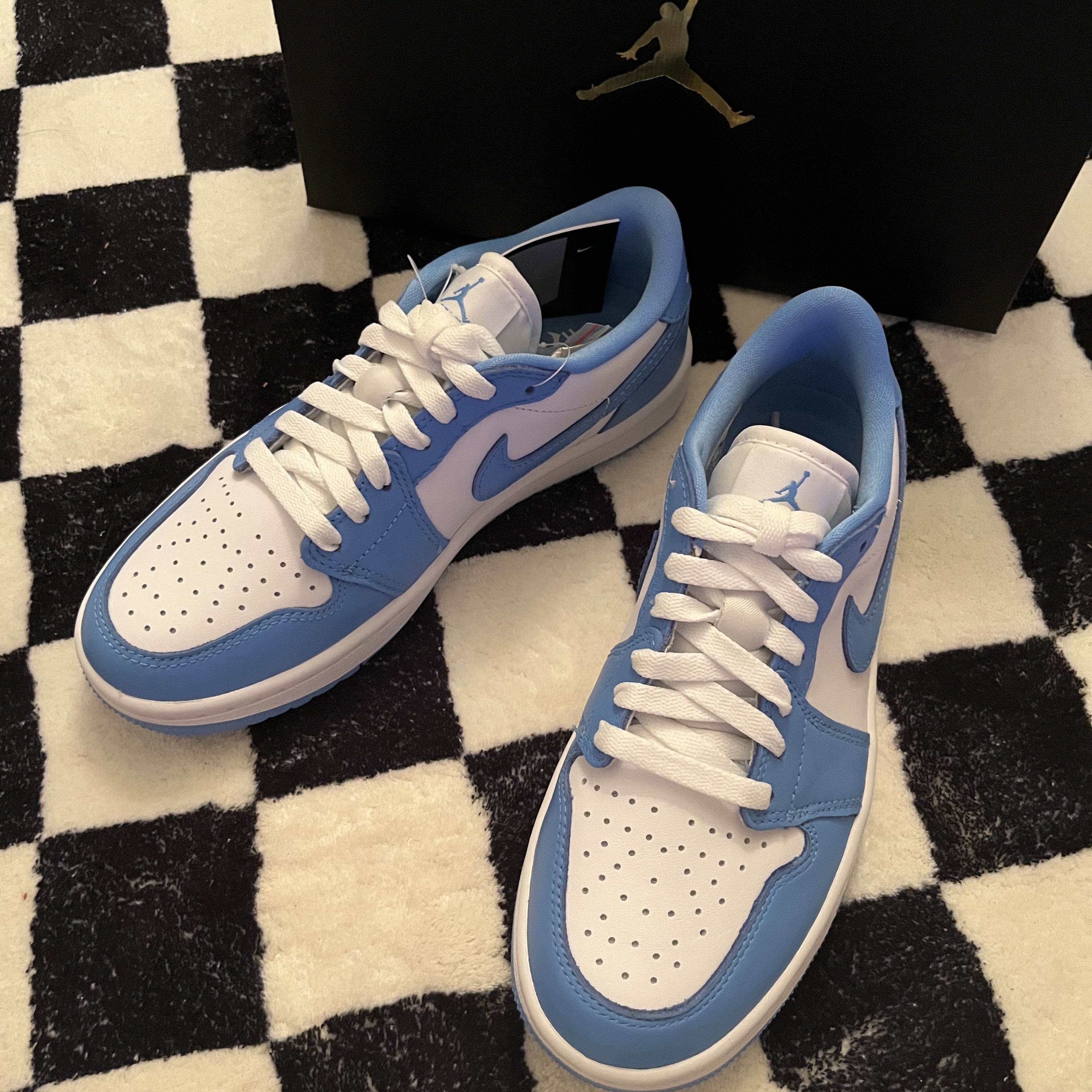 Jordan 1 Low Golf White and University Blue 착용 스타일 - 1