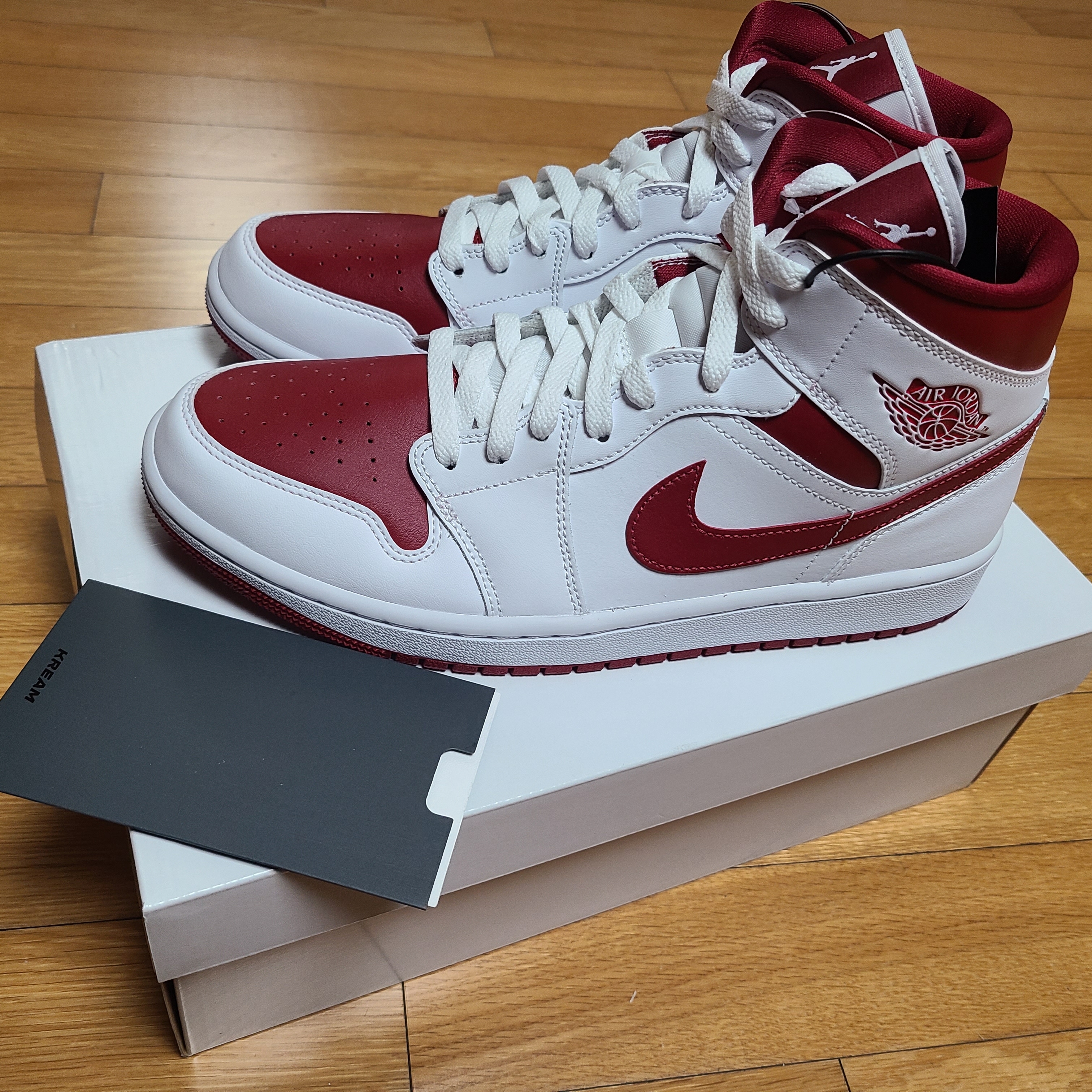 (W) Jordan 1 Mid Championship Red 착용 스타일