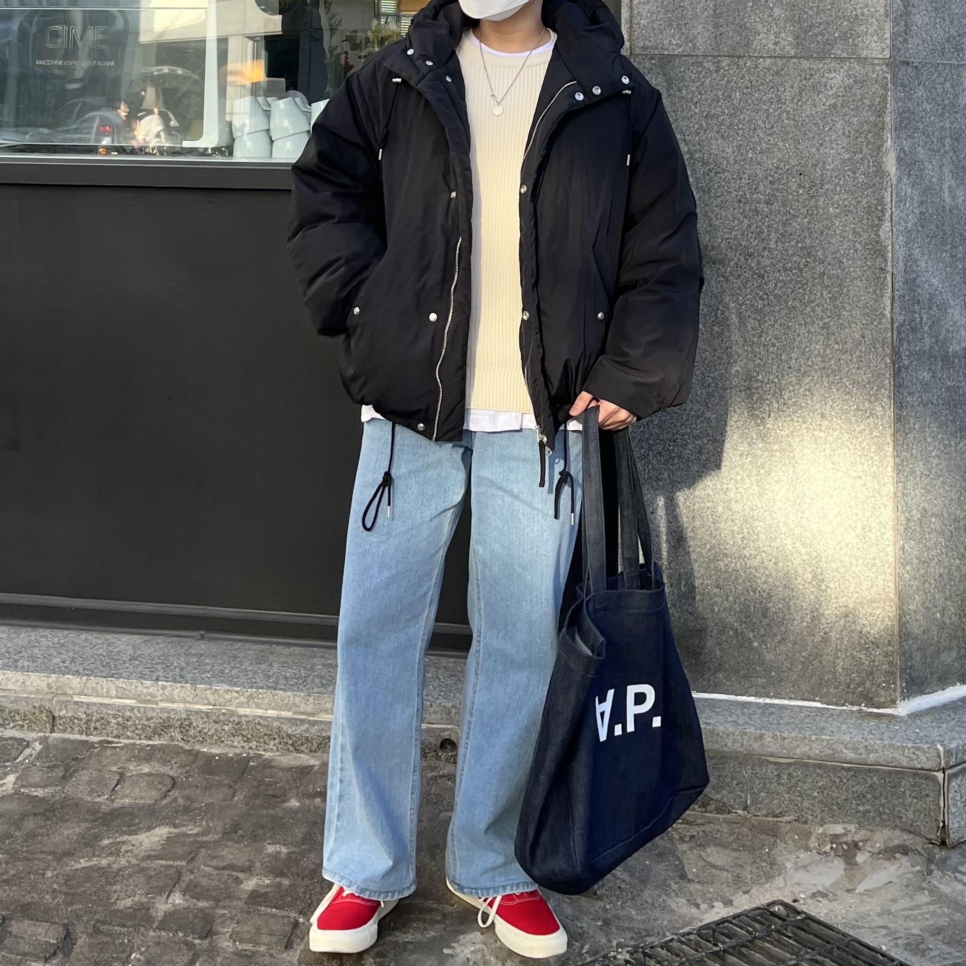A.P.C. Daniela Shopping Bag Indigo 착용 스타일