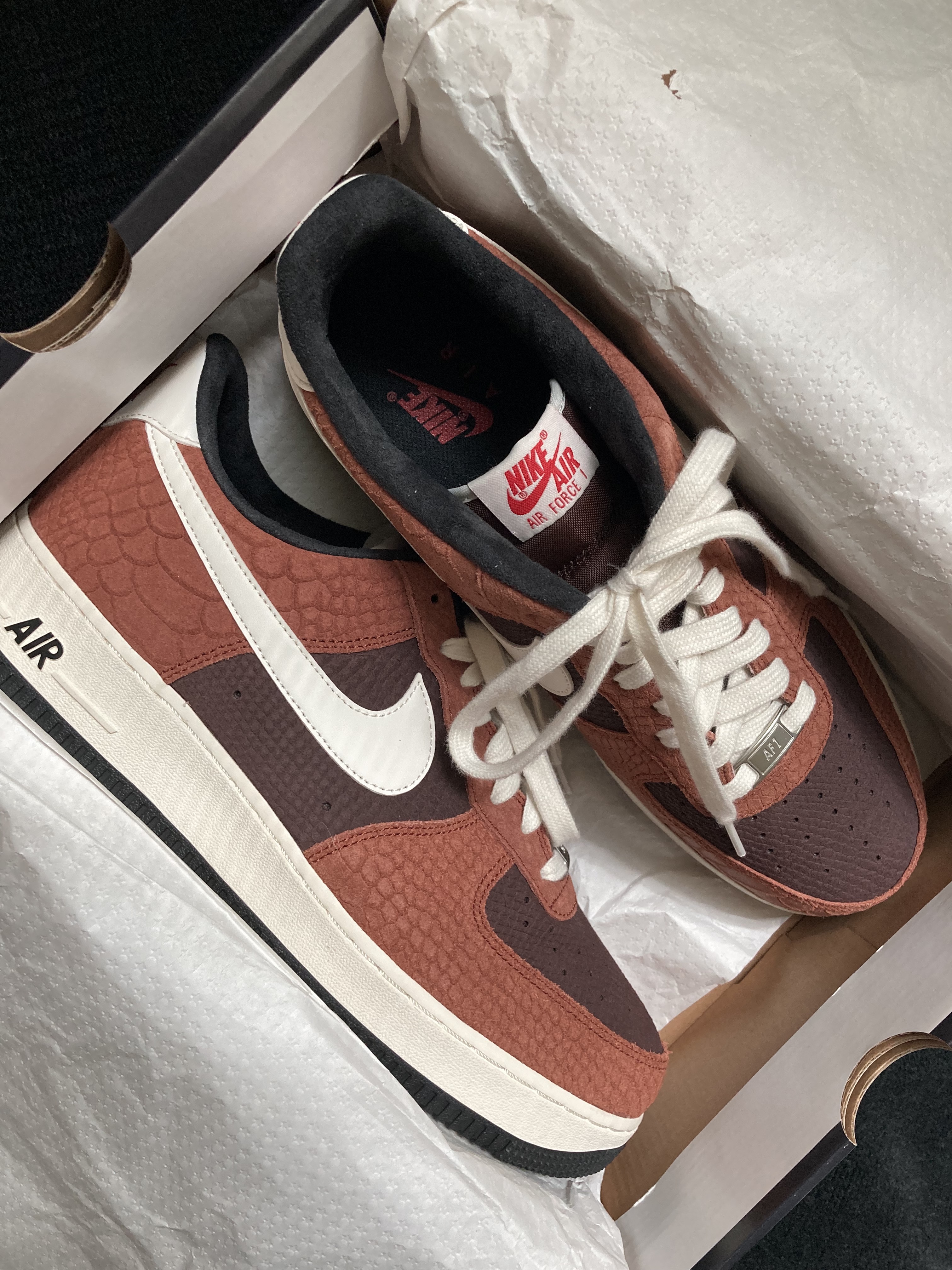 Nike Air Force 1 Low Premium Red Bark 착용 스타일