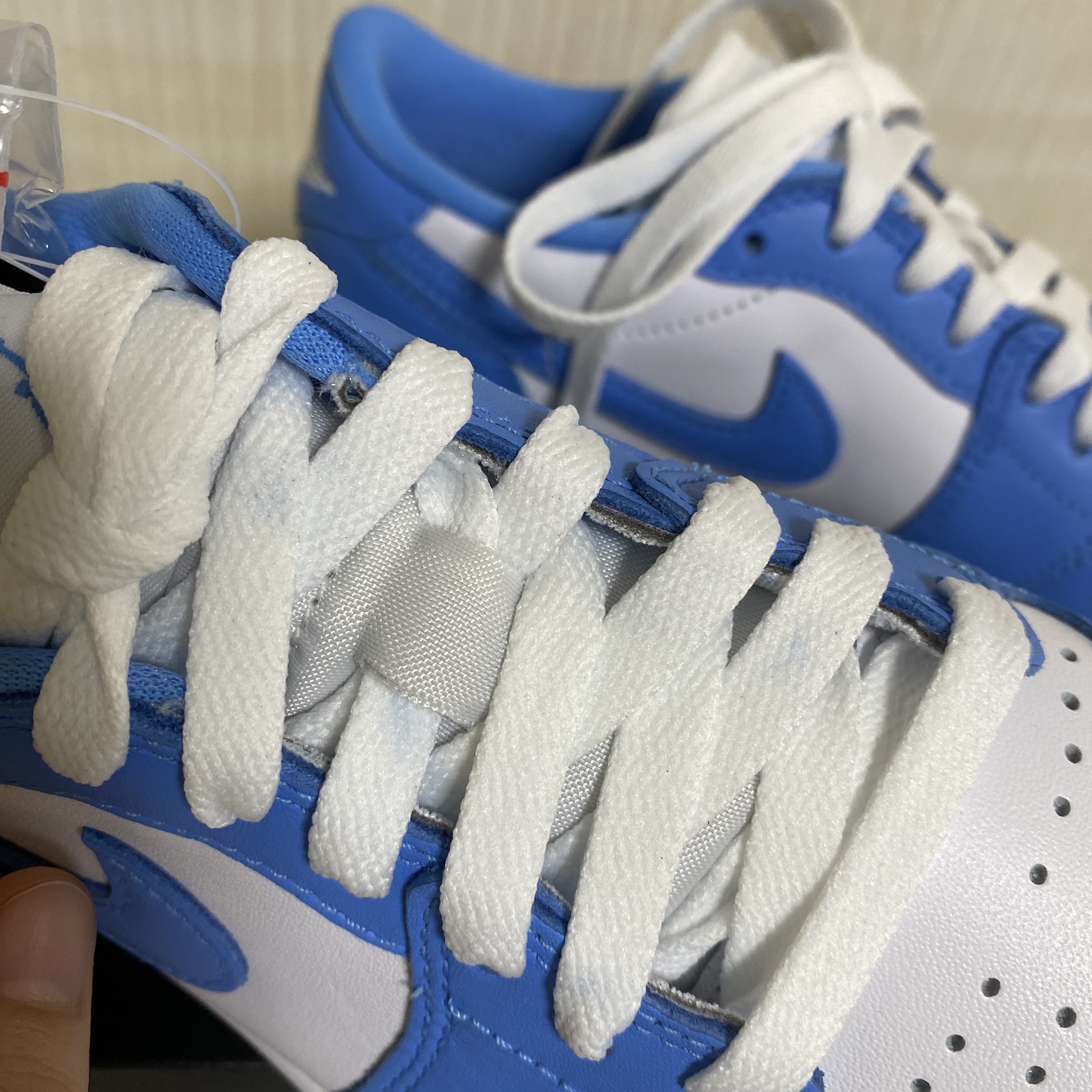 Jordan 1 Low Golf White and University Blue 착용 스타일 - 2