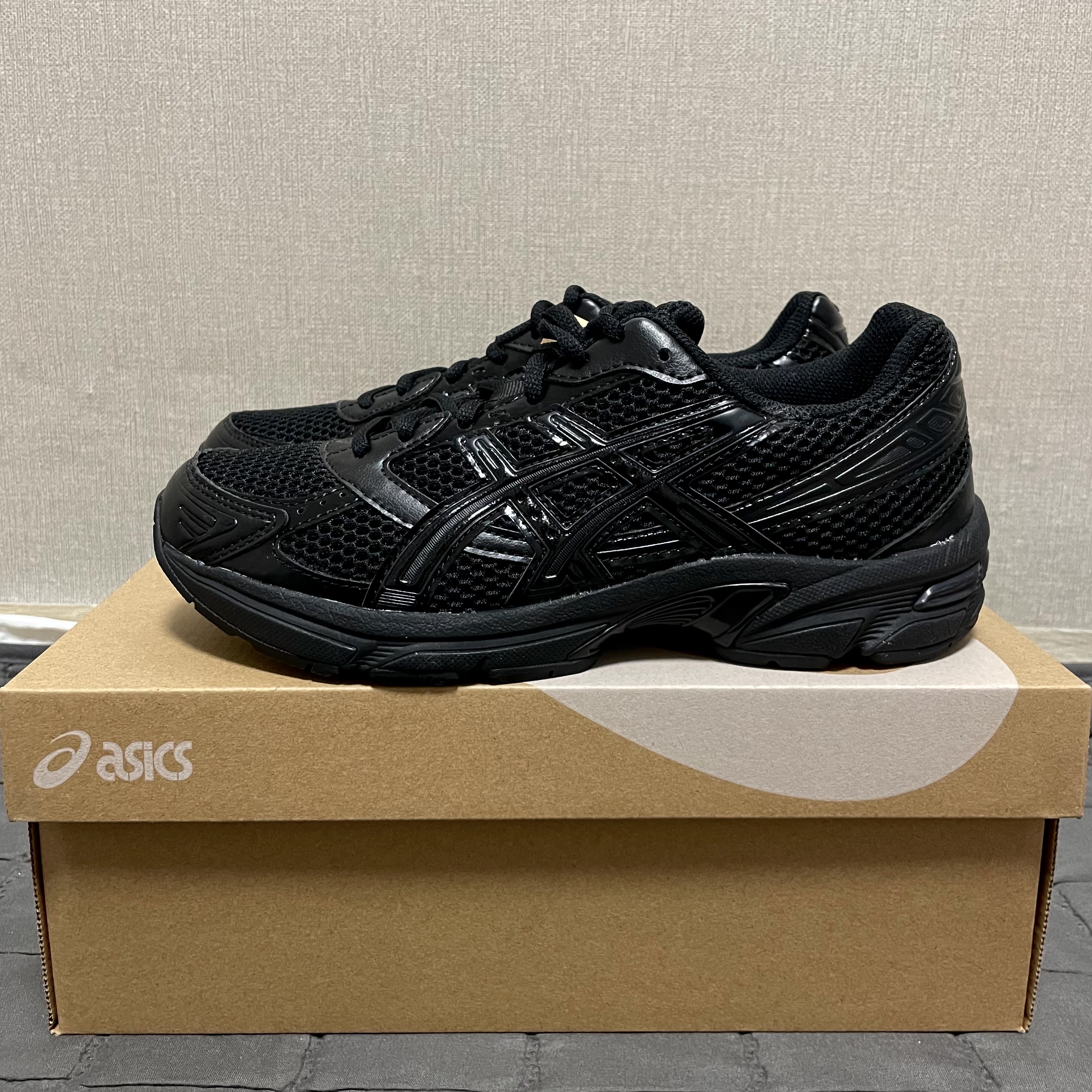 Asics Gel-1130 Black Graphite Grey 착용 스타일 - 2