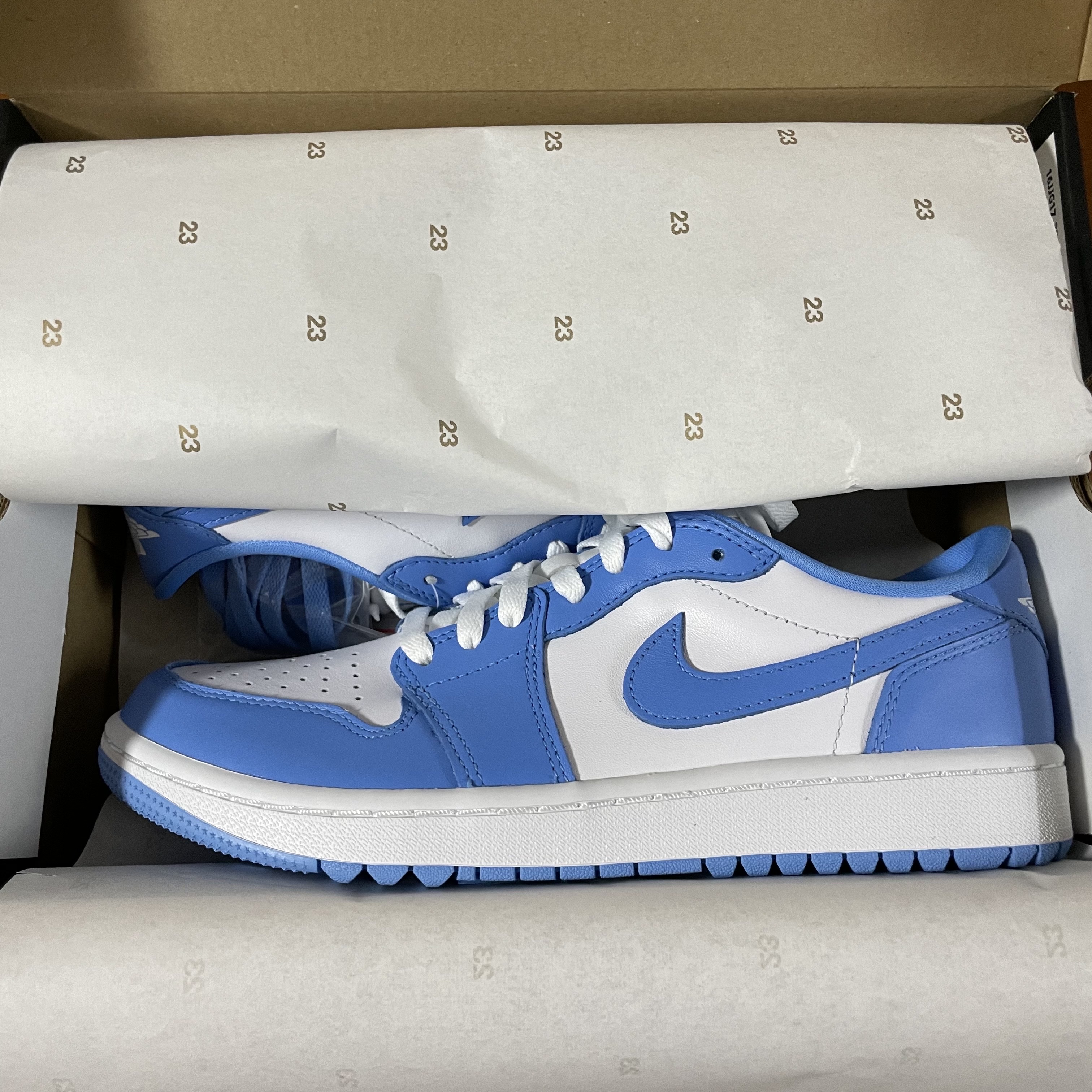 Jordan 1 Low Golf White and University Blue 착용 스타일 - 1
