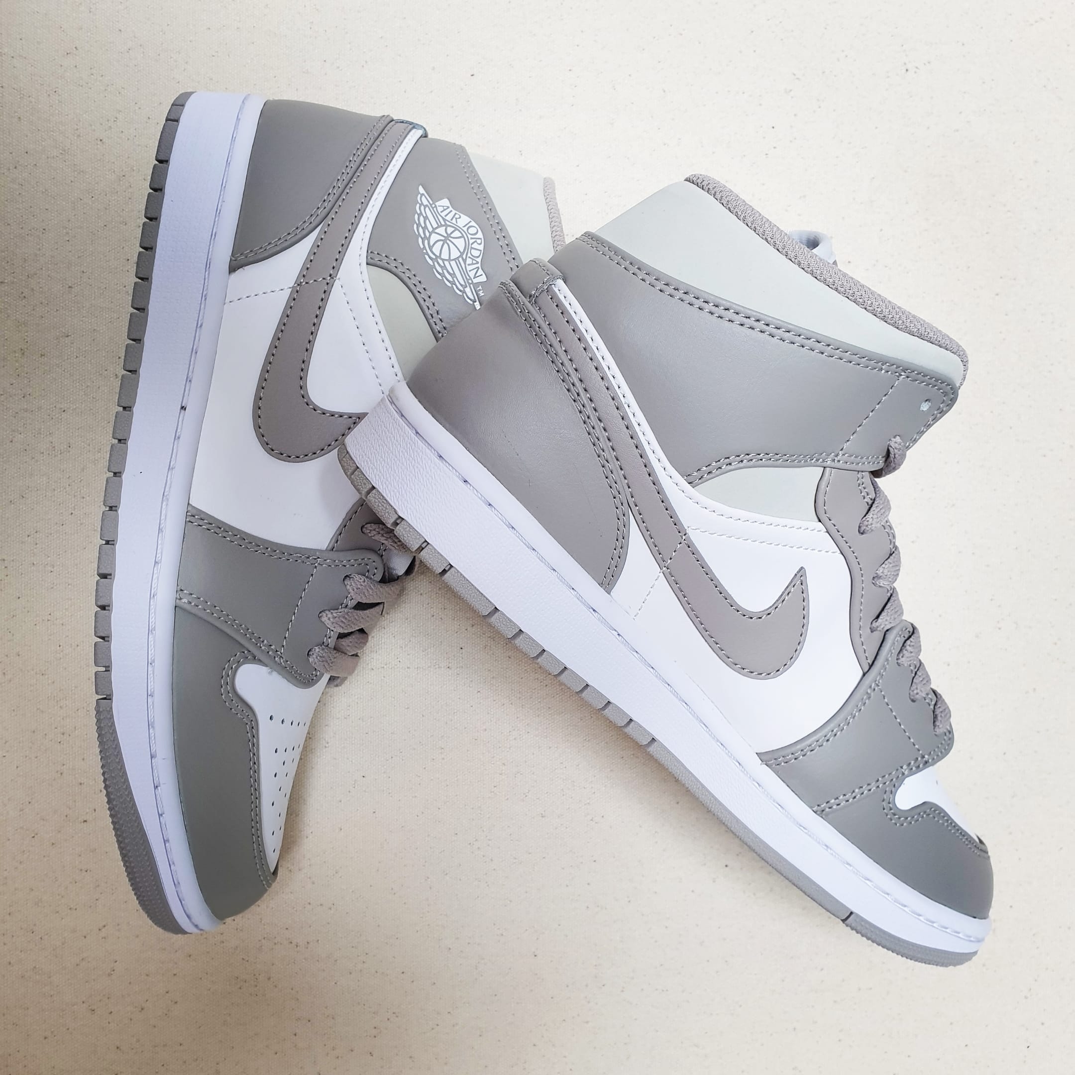 Jordan 1 Mid College Grey 착용 스타일