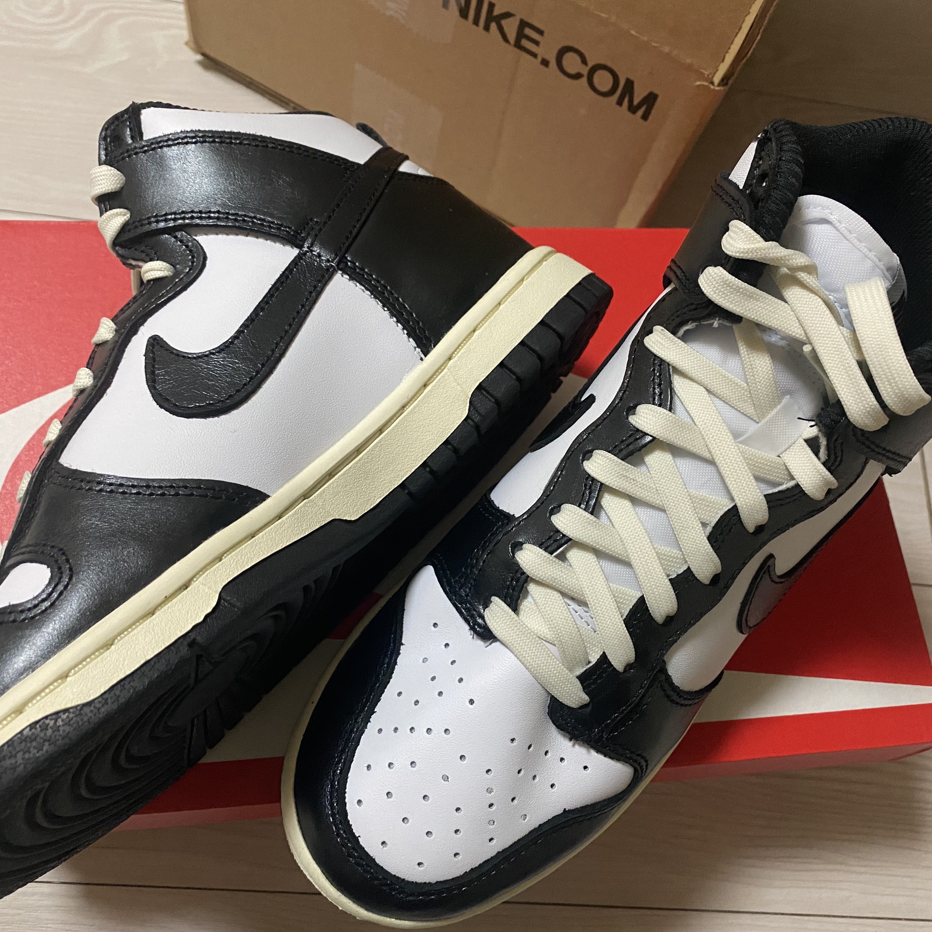 (W) Nike Dunk High Vintage Black 착용 스타일 - 1