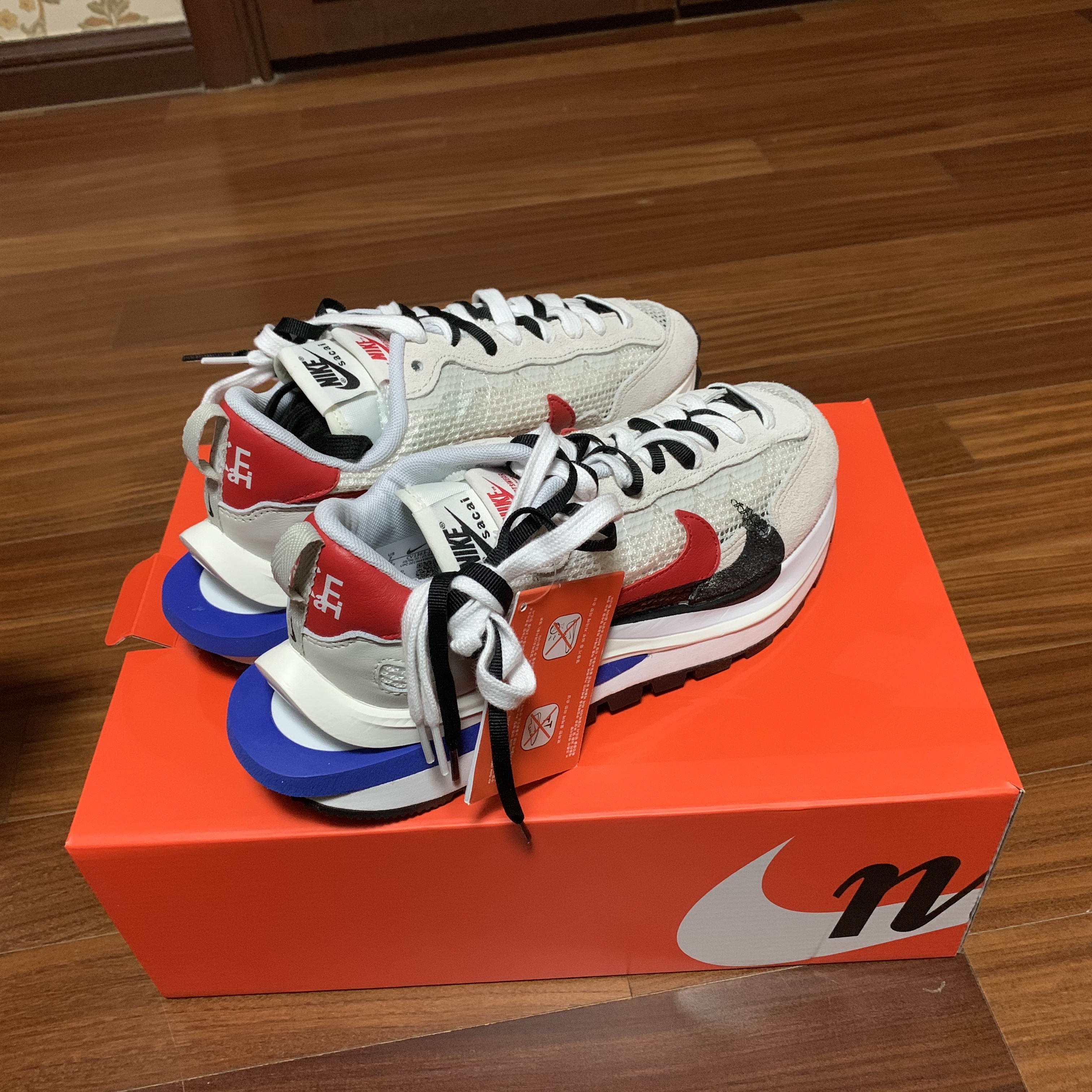 Nike x Sacai VaporWaffle Royal Fuchsia 착용 스타일 - 4