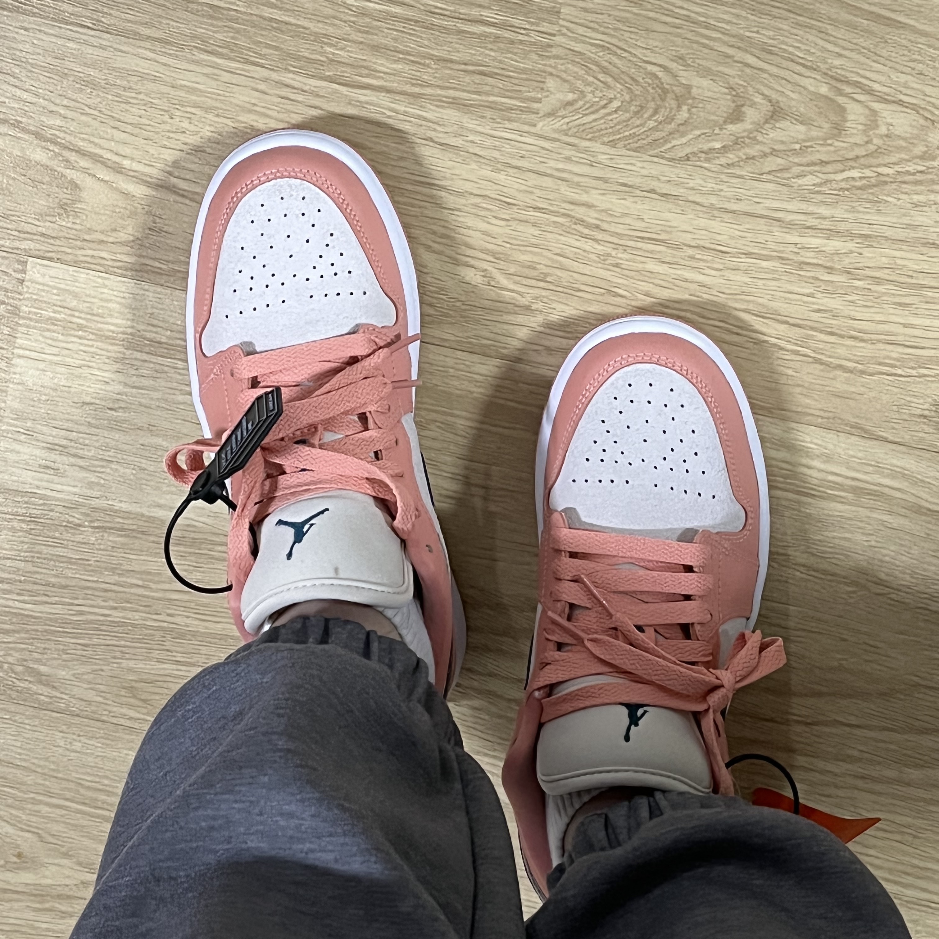 (W) Jordan 1 Low Light Madder Root 착용 스타일 - 1